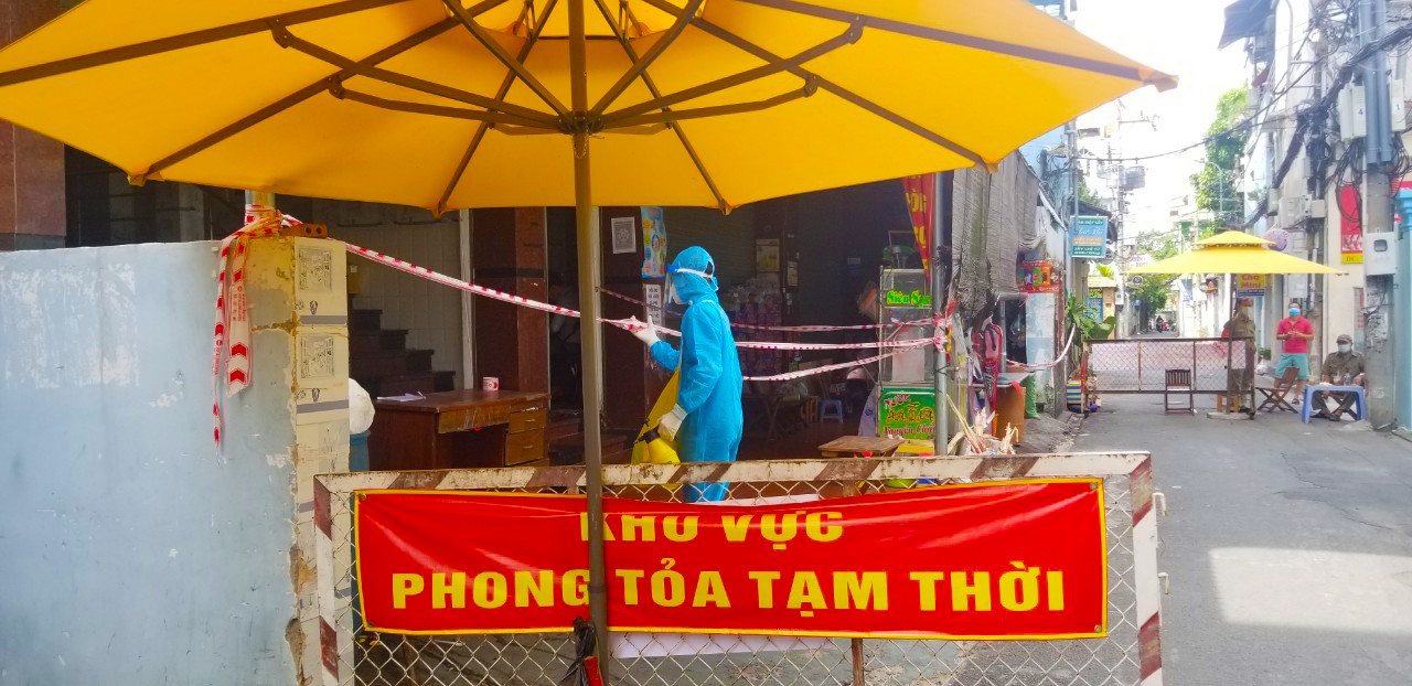 Nh&acirc;n vi&ecirc;n y tế đang điều tra x&aacute;c minh nguồn l&acirc;y những ca nghi nhiễm COVID-19 mới
