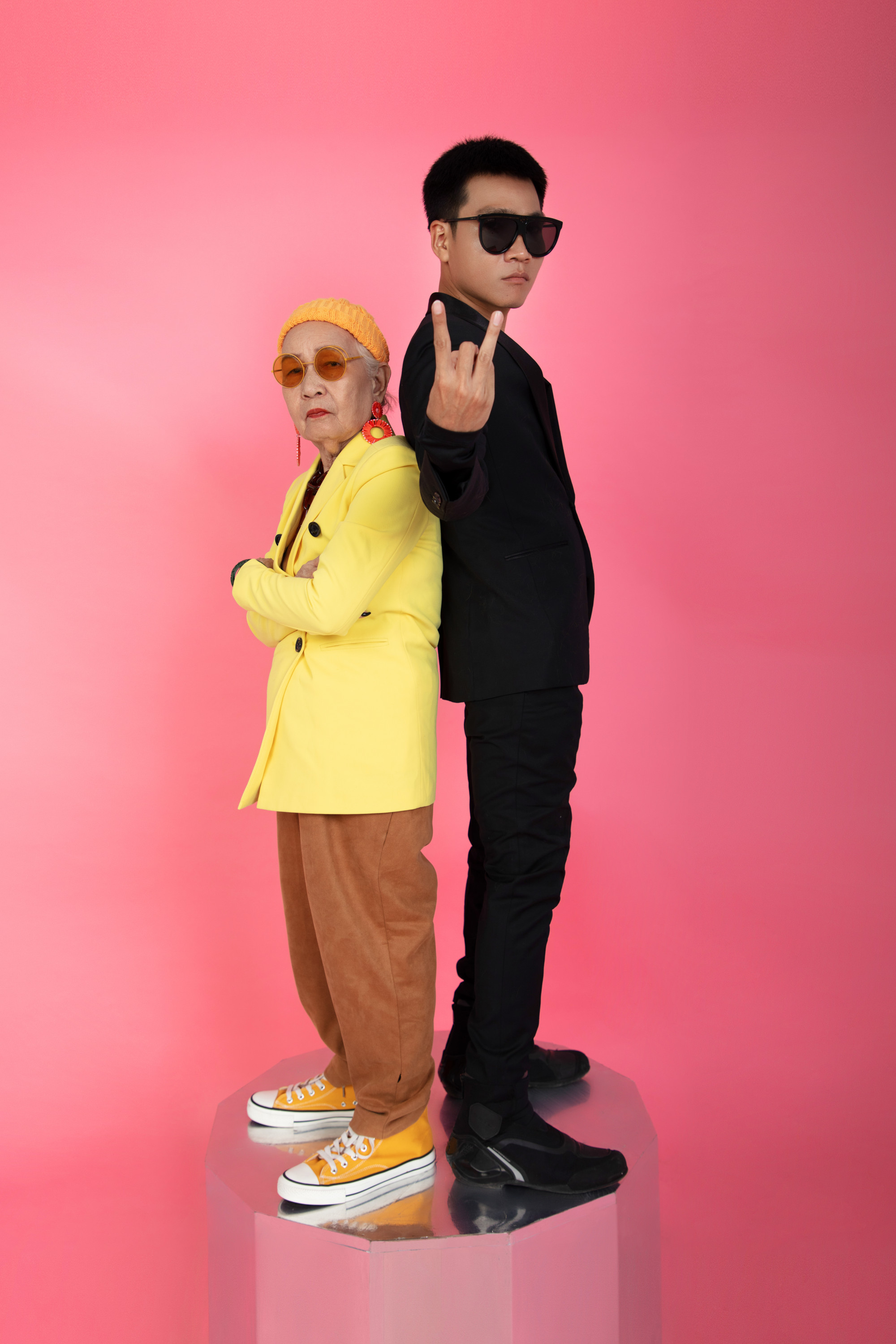 Khi thực hiện bộ ảnh, rapper Wowy n&oacute;i anh diện trang phục đen để l&agrave;m nền cho