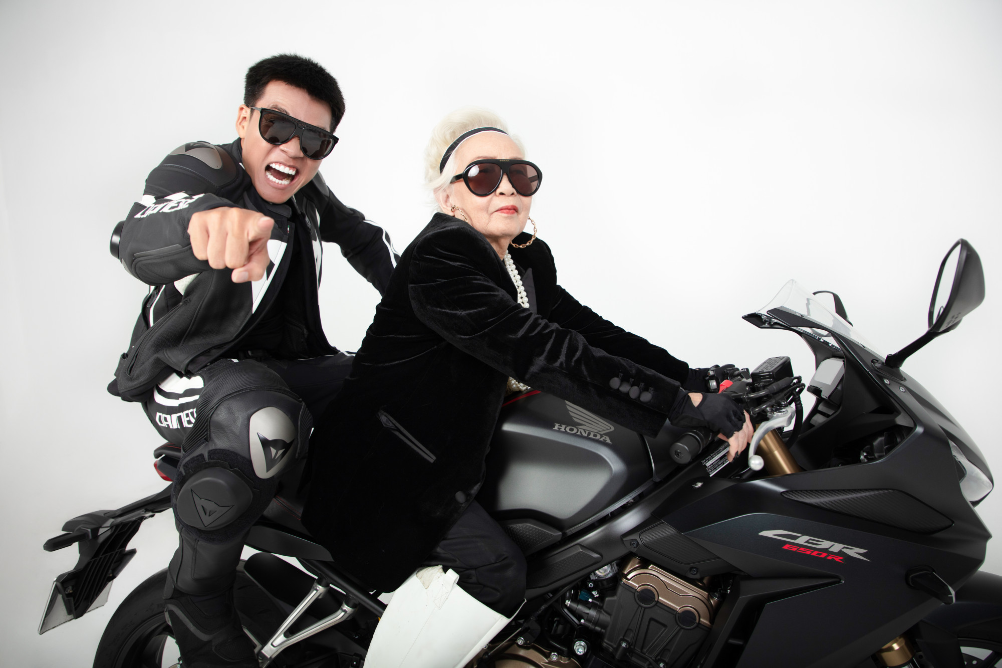 Rapper Wowy n&oacute;i d&ugrave; kh&ocirc;ng phải ngoại ruột của anh, chỉ l&agrave; ngoại của người anh y&ecirc;u 10 năm nhưng b&agrave; y&ecirc;u thương v&agrave; cho anh cảm gi&aacute;c như một gia đ&igrave;nh thực sự. 