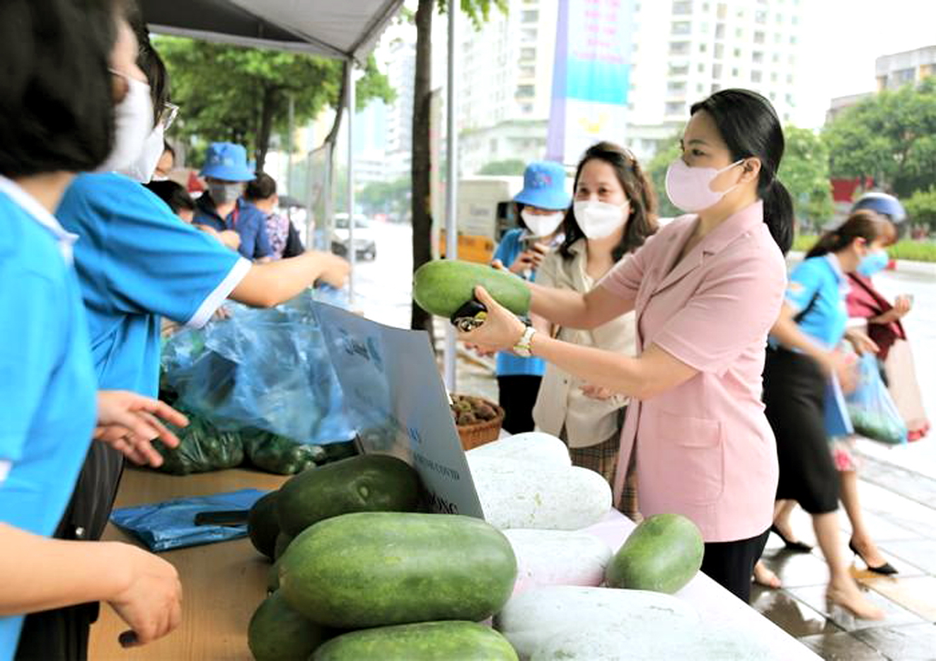 Chủ tịch Hội LHPN Việt Nam H&agrave; Thị Nga (phải) ủng hộ n&ocirc;ng sản sạch