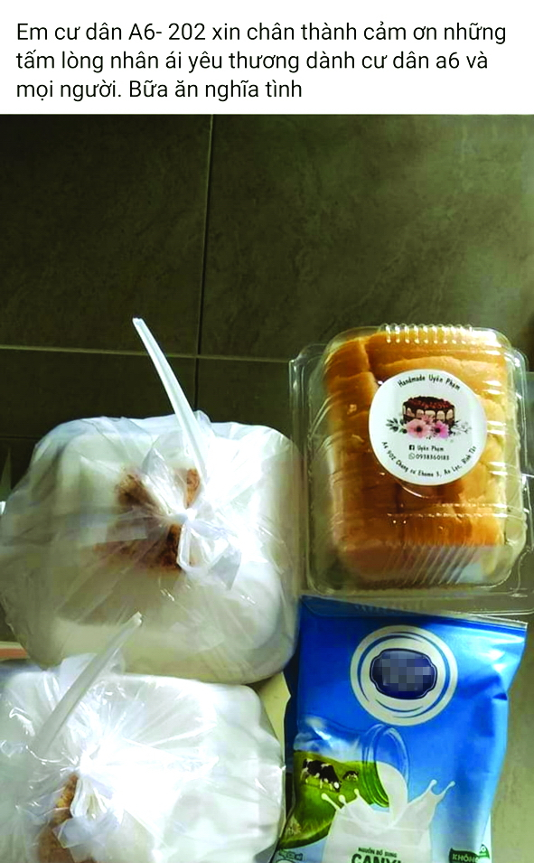 Người d&acirc;n li&ecirc;n tục chuyển đồ đạc v&agrave;o hỗ trợ h&agrave;ng x&oacute;m ở block chung cư bị phong tỏa do dịch COVID-19