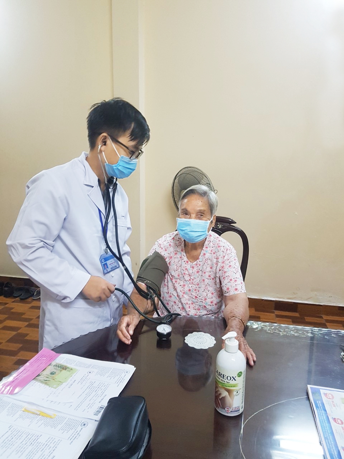 B&aacute;c sĩ Phạm Minh C&ocirc;ng (Bệnh viện Thống Nhất) đang kh&aacute;m cho bệnh nh&acirc;n cao tuổi nhiều bệnh l&yacute; nền tại nh&agrave; bệnh nh&acirc;n tối 7/6