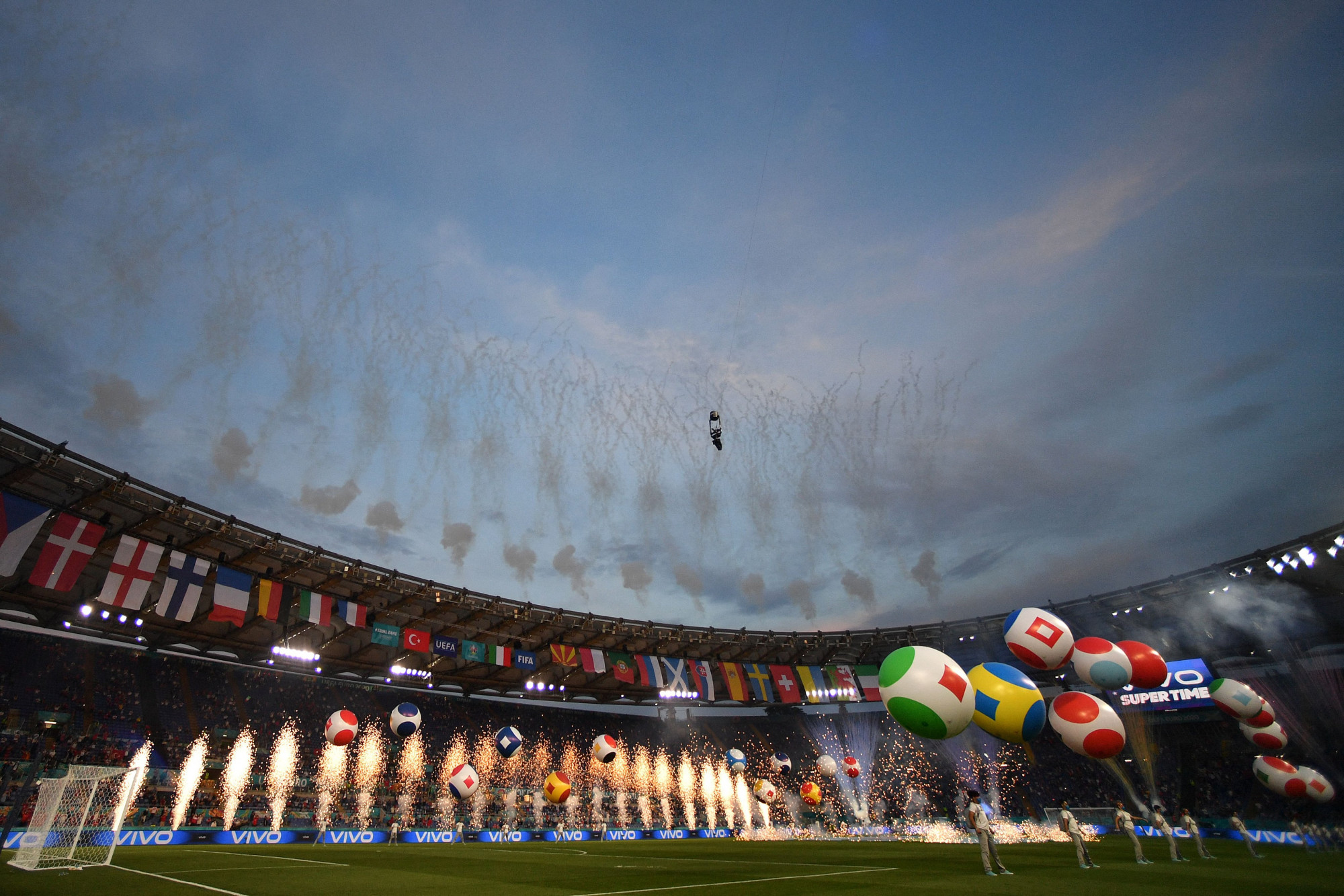 Euro 2020 sẽ diễn ra trong 31 ng&agrave;y, từ ng&agrave;y 12/6-12/7/2021, với sự tranh t&agrave;i quyết liệt của 24 đội b&oacute;ng trong 51 trận đấu, hứa hẹn sẽ mang đến bầu kh&ocirc;ng kh&iacute; s&ocirc;i động cho người h&acirc;m mộ m&ocirc;n t&uacute;c cầu.