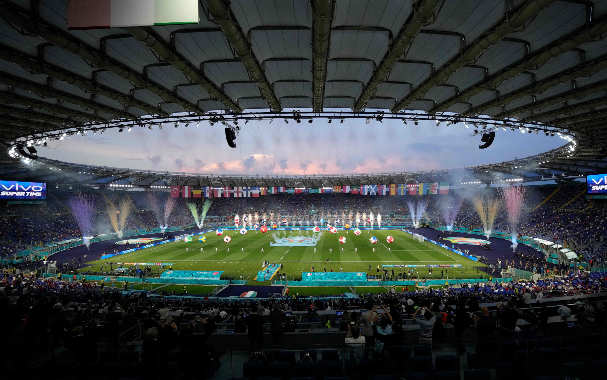 S&acirc;n vận động Stadio Olimpico với sức chứa 70.000 chỗ ngồi nhưng để đảm bảo tu&acirc;n thủ đ&uacute;ng c&aacute;c quy định ph&ograve;ng chống dịch COVID-19, chỉ khoảng 16,000 đến 18,000 kh&aacute;n giả được v&agrave;o s&acirc;n. Theo Bộ trưởng thể thao &Yacute; Vincenzo Spadafora, quyết định mở cửa cho kh&aacute;n giả tham gia đ&atilde; l&agrave; nỗ lực rất lớn của ch&iacute;nh phủ sau một thời gian vận động, đấu tranh.