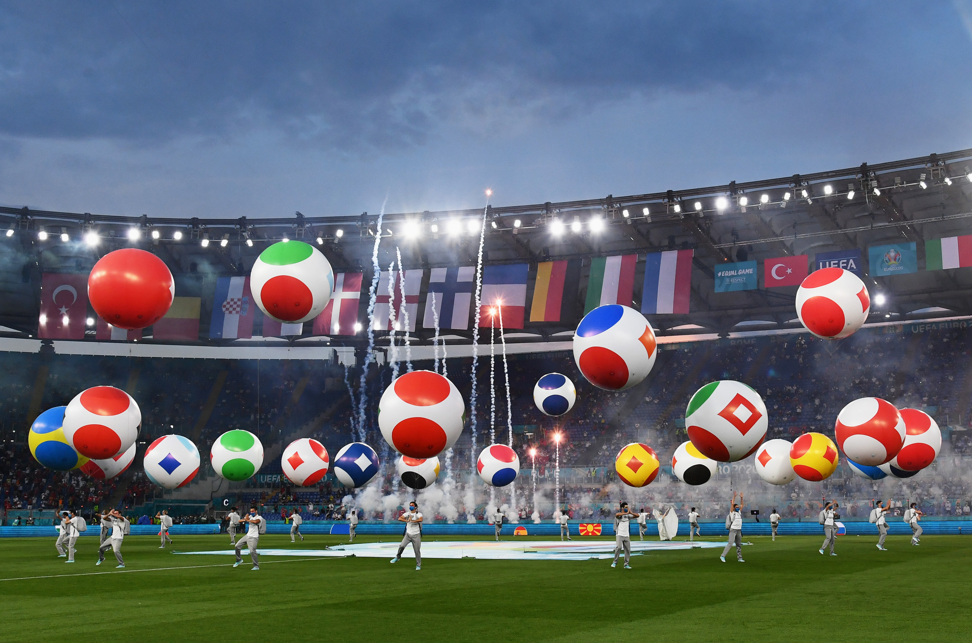 Euro 2020 kh&ocirc;ng chỉ đ&aacute;nh dấu kỷ niệm 60 năm của giải đấu m&agrave; c&ograve;n được xem l&agrave; kỳ Euro đặc biệt nhất trong lịch sử v&igrave; kh&acirc;u tổ chức. Thay v&igrave; 1 hoặc 2 quốc gia đăng cai giải đấu như trước, th&igrave; kỳ Euro năm nay sẽ được diễn ra ở 11 s&acirc;n vận động của 11 quốc gia.