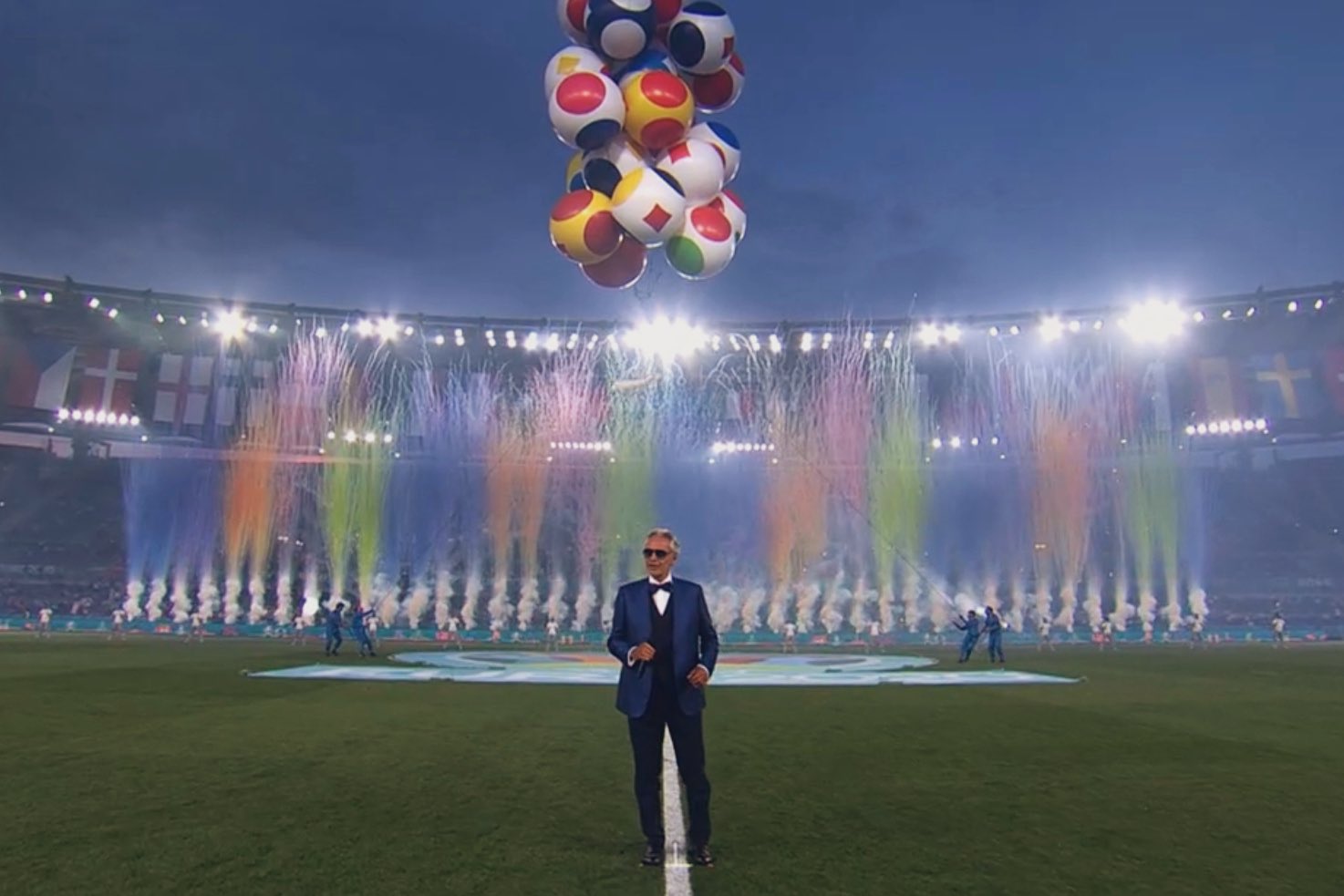 Nam ca sĩ Andrea Bocelli, người đ&atilde; b&igrave;nh phục sau COVID-19 v&agrave;o năm 2020, đ&atilde; c&oacute; m&agrave;n tr&igrave;nh diễn chạm đến tr&aacute;i tim của h&agrave;ng triệu người ở &Yacute; qua b&agrave;i h&aacute;t mang t&iacute;nh biểu tượng Nessun Dorma, đ&acirc;y l&agrave; b&agrave;i h&aacute;t ch&iacute;nh thức của Italia 90.