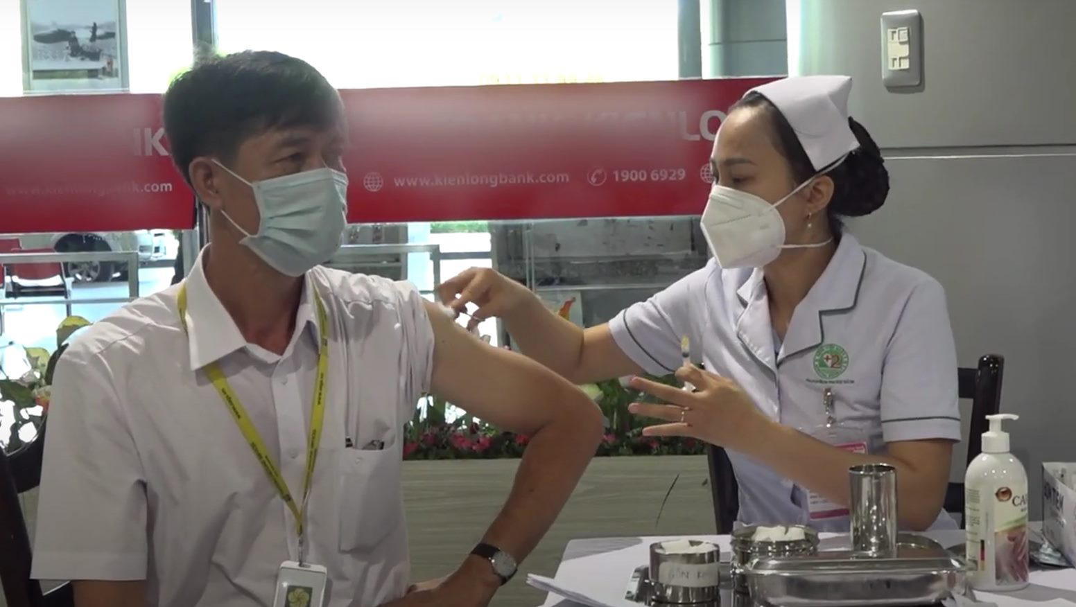 Ti&ecirc;m vắc xin ngừa COVID-19 cho lực lượng chống dịch tại TPHCM