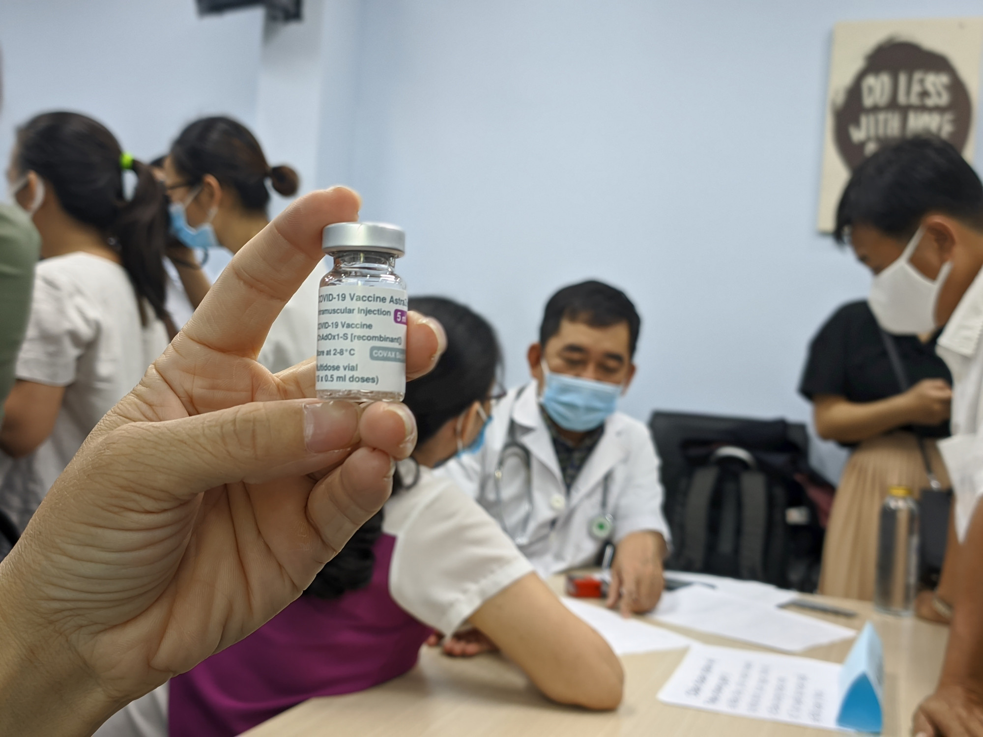 Ti&ecirc;m vắc xin ngừa COVID-19 cho lực lượng tuyến đầu chống dịch tại Viện Pasteur TPHCM. Ảnh: Hiếu Nguyễn
