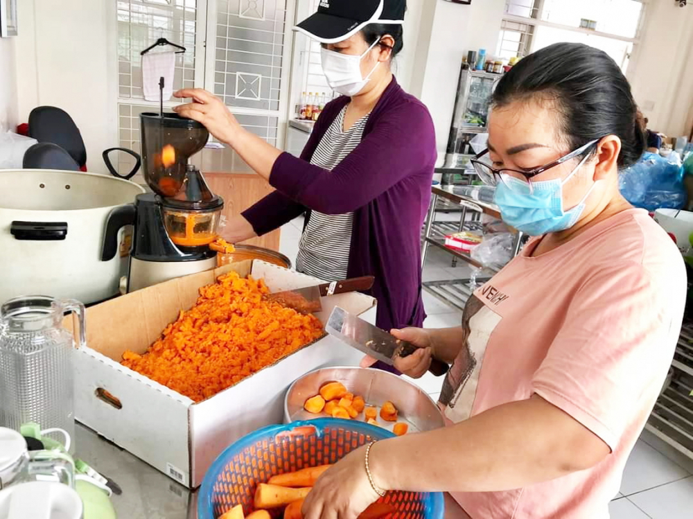 Chị Lê Thị Vịnh (bên trái) cùng phụ nữ Q.Gò Vấp tham gia trực chiến chống dịch