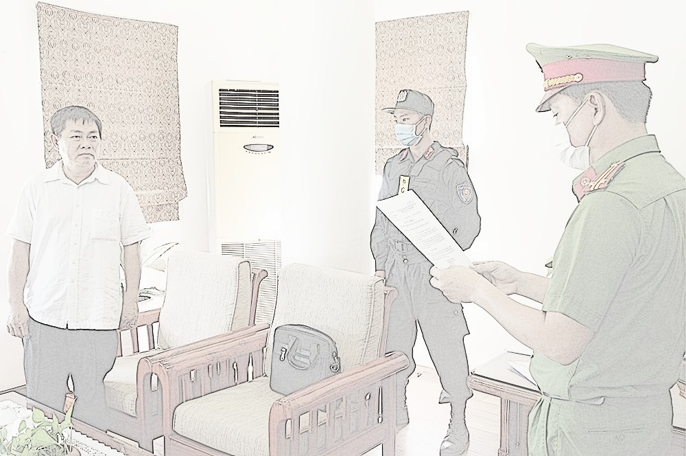 Đối tượng Ng&ocirc; Văn Thu nghe cơ quan đọc lệnh bắt