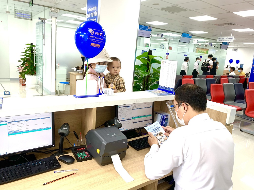 VNVC B&igrave;nh Phước kịp thời hoạt động, phục vụ nhu cầu cấp b&aacute;ch ch&iacute;ch vắc-xin ph&ograve;ng chống dịch bệnh của c&aacute;c gia đ&igrave;nh ở B&igrave;nh Phước. Ảnh: VNVC