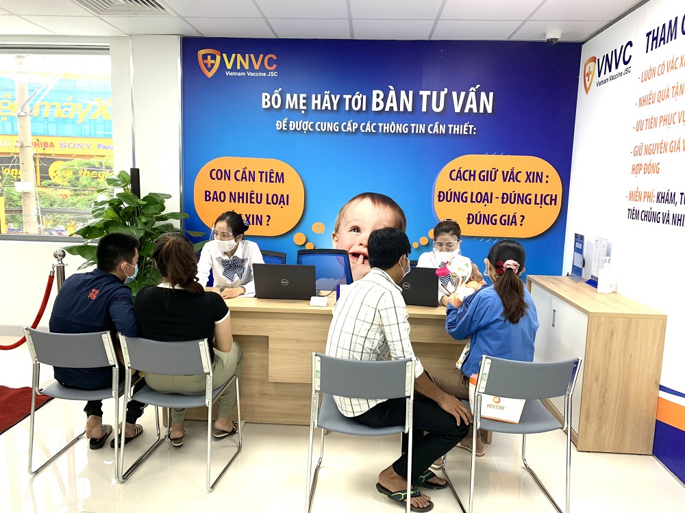 VNVC B&igrave;nh Phước mang đến dịch vụ ch&iacute;ch ngừa cao cấp, c&aacute;c g&oacute;i vắc-xin lu&ocirc;n c&oacute; đầy đủ vắc-xin, giữ nguy&ecirc;n gi&aacute; v&agrave; nhiều ưu đ&atilde;i hấp dẫn. Ảnh: VNVC