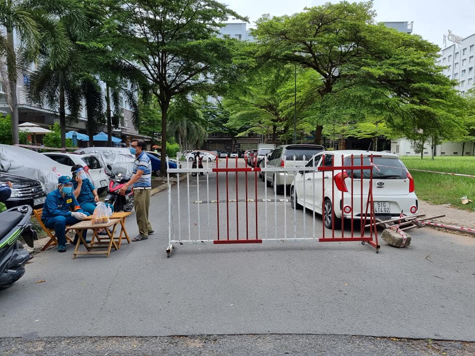 Lực lượng chức năng phong tỏa lối v&agrave;o block A1, A2 chung cư Ehome 3.