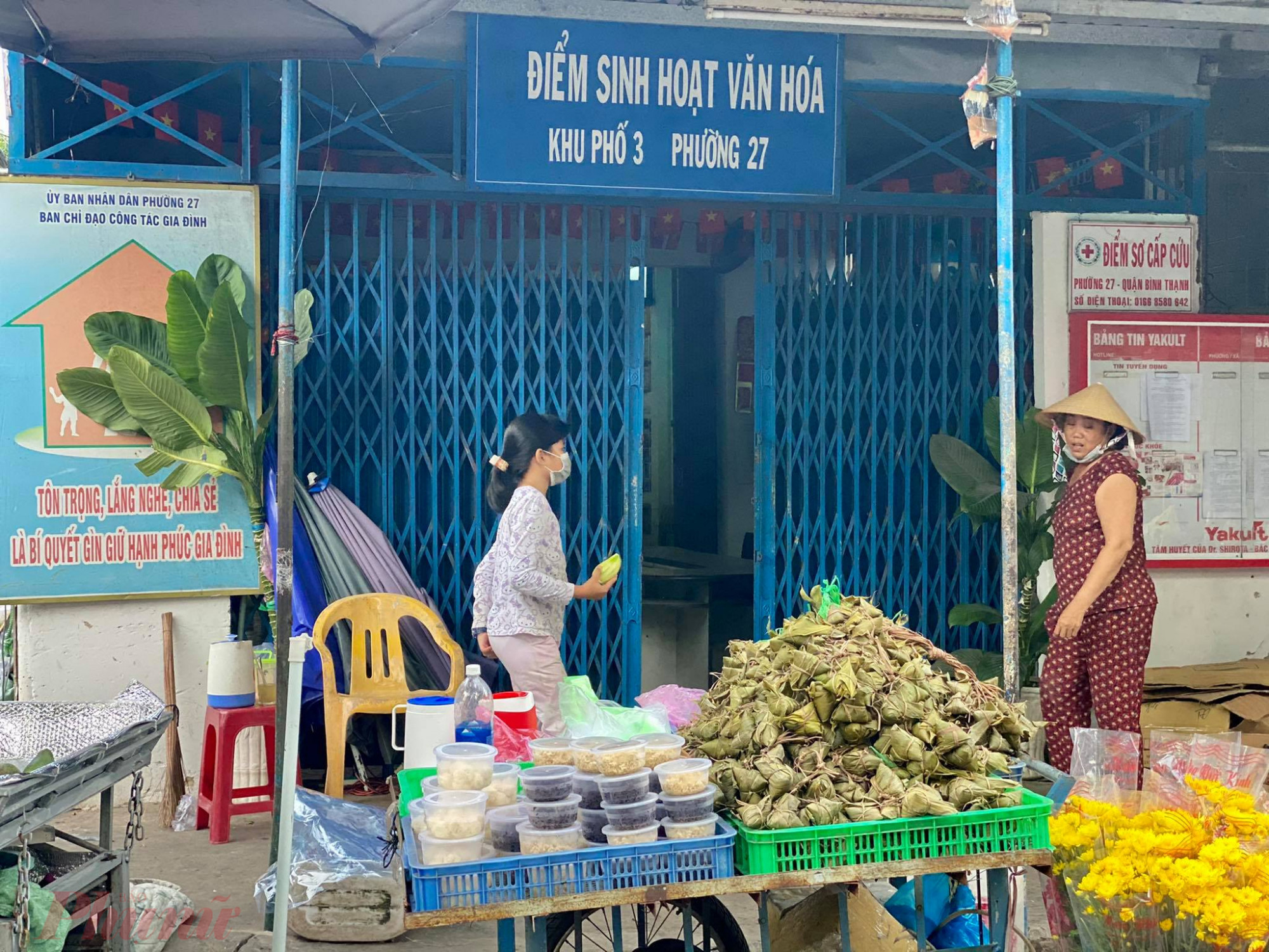 Bất chấp nỗi lo dịch COVID-19, b&aacute;nh &uacute; vẫn được b&aacute;n nhiều tại c&aacute;c chợ TPHCM năm nay