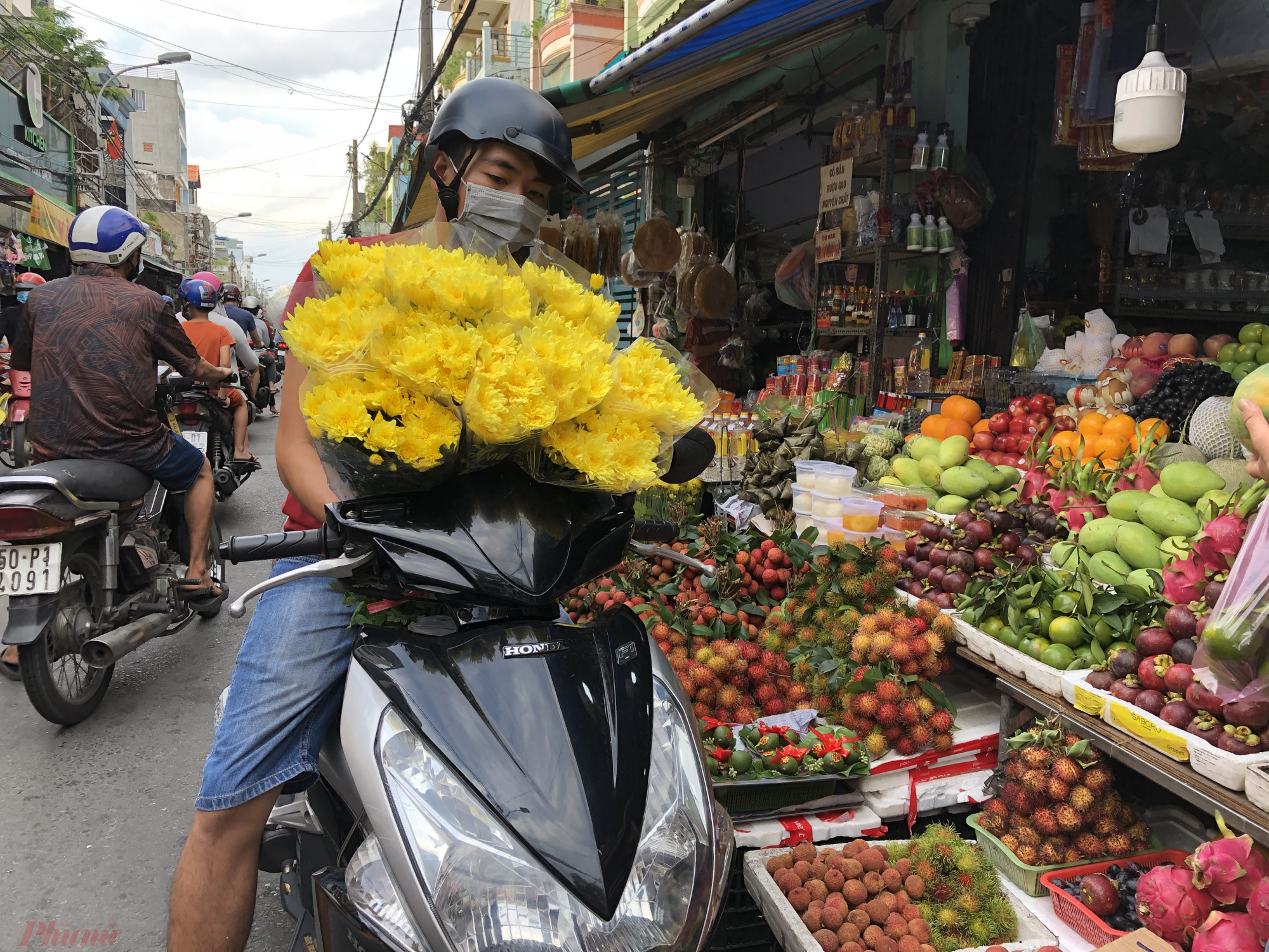 C&aacute;ch mua hoa của người d&acirc;n cũng kh&aacute;c hơn. Kh&aacute;ch thường chọn hoa c&uacute;c v&igrave; gi&aacute; rẻ. C&aacute;c loại hoa ly, hoa c&aacute;t tường... sức mua chậm hơn