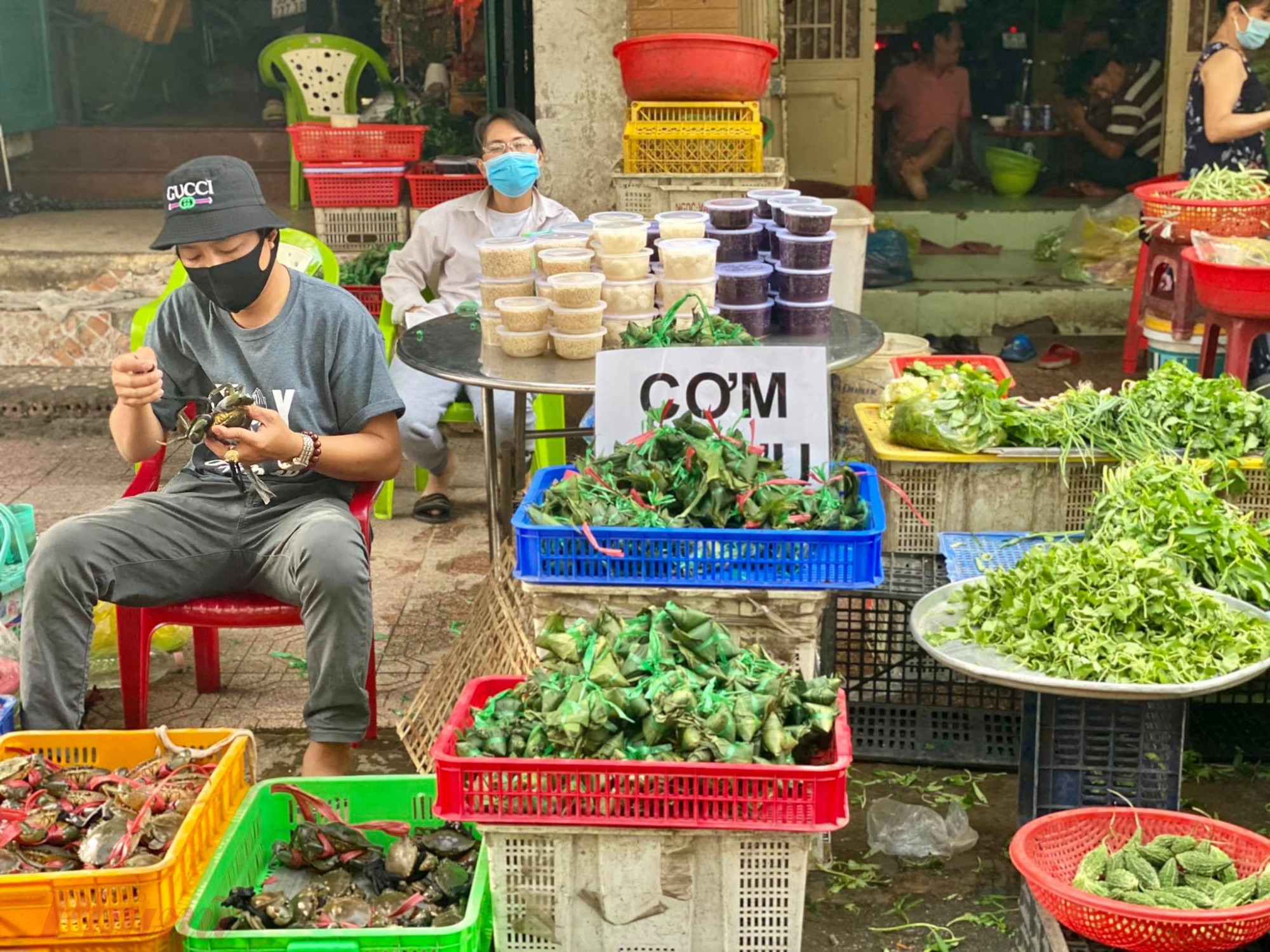 Ngo&agrave;i b&aacute;n b&aacute;nh, c&aacute;c điểm c&ograve;n b&aacute;n th&ecirc;m nhiều loại cơm rượu, ch&egrave; đ&oacute;ng hộp với gi&aacute; 20.000 đồng/hộp.