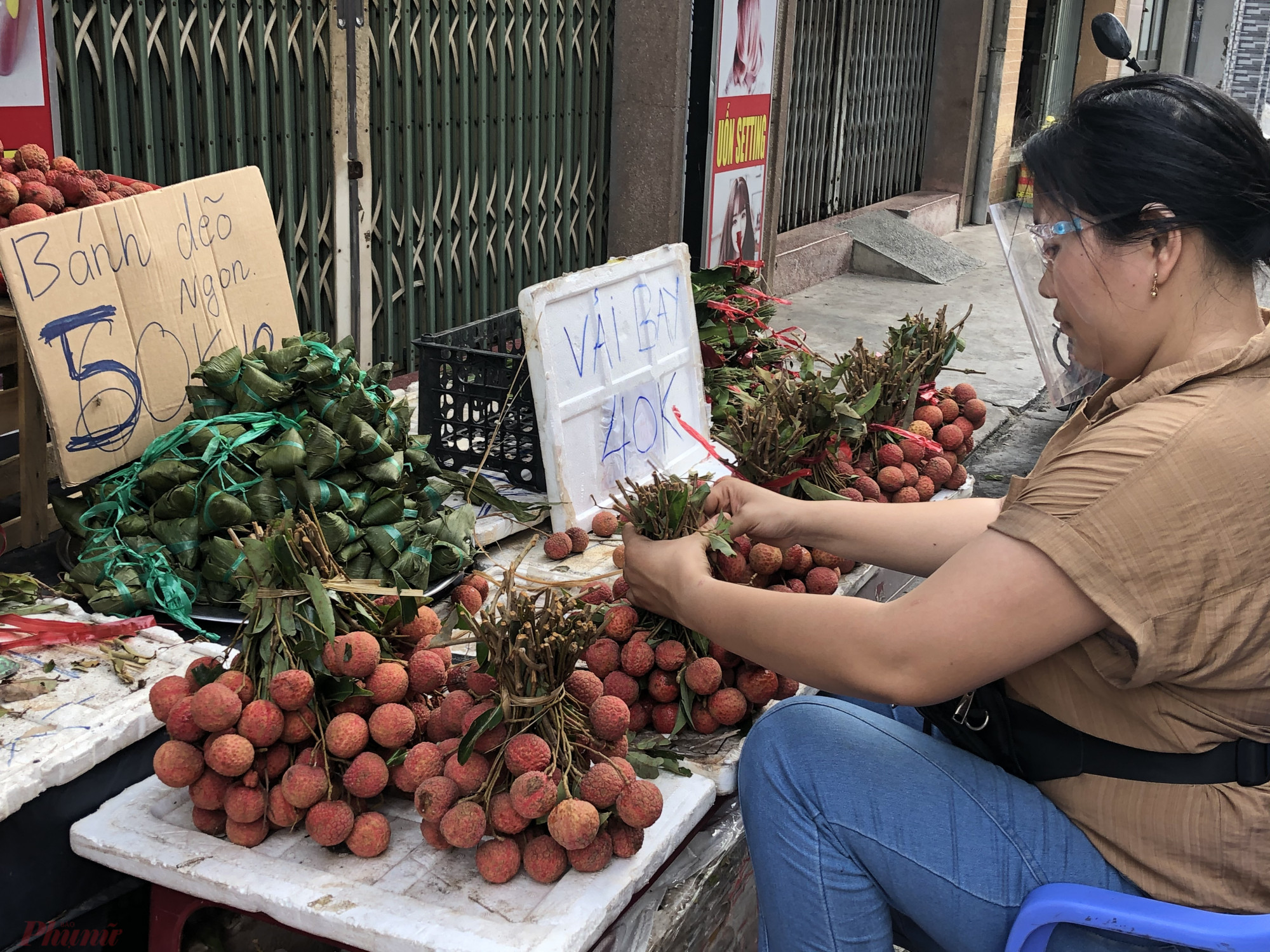 Chủ cửa h&agrave;ng Tr&aacute;i C&acirc;y Miền T&acirc;y (Quảng Hiền, Q.T&acirc;n B&igrave;nh, TPHCM) cho biết, vựa của chị l&agrave; nơi cung cấp b&aacute;nh &uacute;, tr&aacute;i c&acirc;y cho c&aacute;c điểm b&aacute;n lẻ. So với mọi năm, lượng kh&aacute;ch mua b&aacute;nh &uacute; sụt giảm nghi&ecirc;m trọng. Năm ngo&aacute;i, cũng dịch bệnh nhưng nhập 1.000 b&aacute;nh về bỏ mối trong v&ograve;ng v&agrave;i tiếng, kh&ocirc;ng c&ograve;n b&aacute;nh để b&aacute;n. Năm nay, lượng b&aacute;nh miền T&acirc;y về TPHCM &iacute;t hơn, chị lấy khoảng 500 b&aacute;nh nhưng vẫn b&aacute;n kh&ocirc;ng hết, phải ngồi x&eacute; lẻ ra b&aacute;n. Buổi s&aacute;ng vẫn c&ograve;n để gi&aacute; 60.000 đồng/chục, nhưng chiều nay đ&atilde; hạ gi&aacute; c&ograve;n 50.000 đồng/chục.