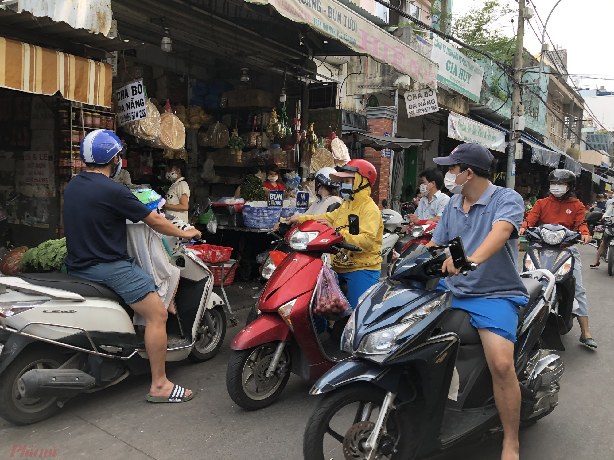Tại chợ B&agrave; Hoa (Q.T&acirc;n B&igrave;nh, TPHCM), nhiều người cũng tranh thủ đi chợ mua vật phẩm c&uacute;ng Tết Đoan Ngọ sớm n&ecirc;n kh&aacute;ch cũng kh&aacute; đ&ocirc;ng hơn so với c&aacute;ch đ&acirc;y v&agrave;i ng&agrave;y.  