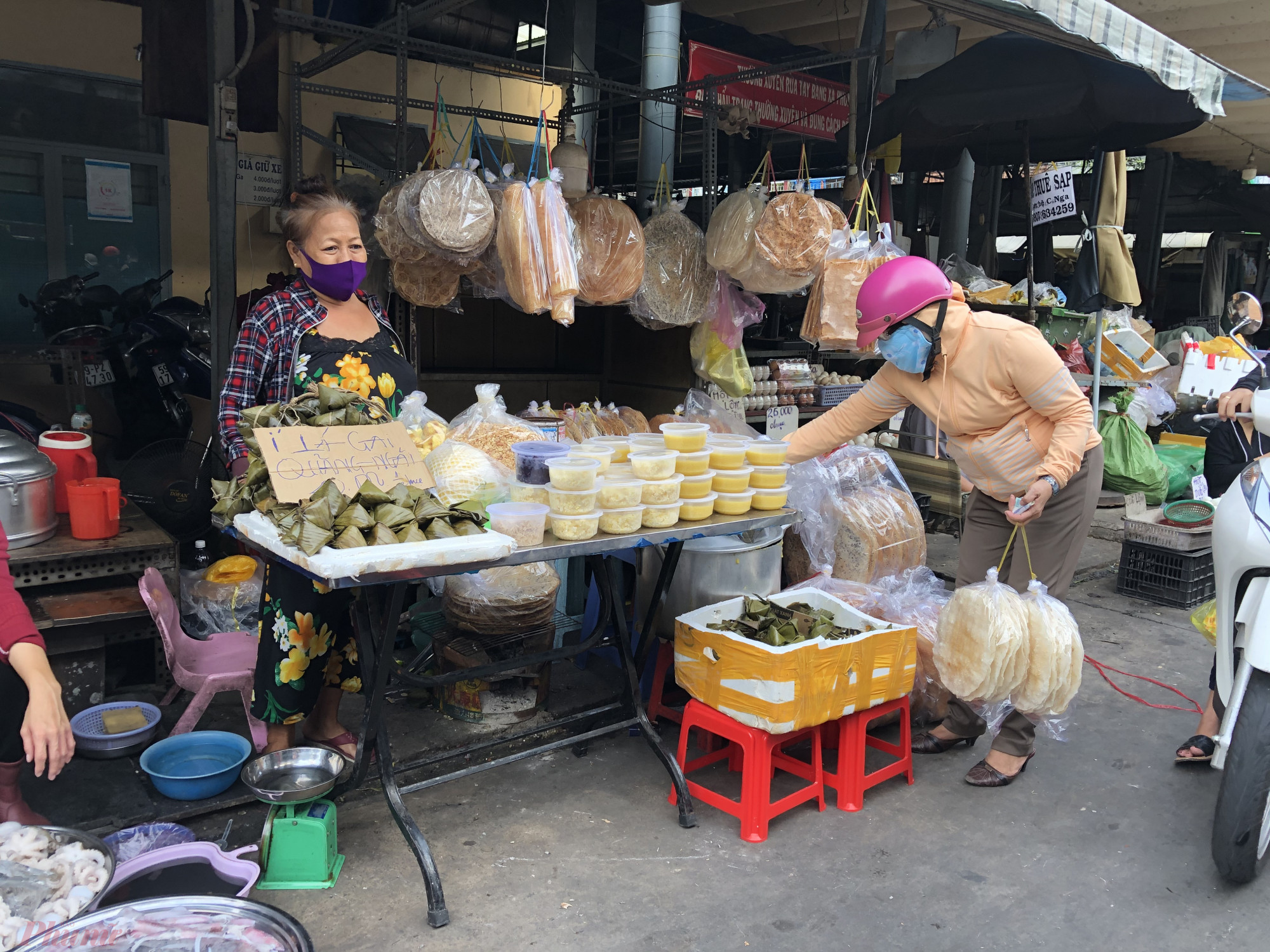 Tại chợ B&agrave; Hoa c&ograve;n b&aacute;n b&aacute;n l&aacute; gai để c&uacute;ng Tết Đoan Ngọ