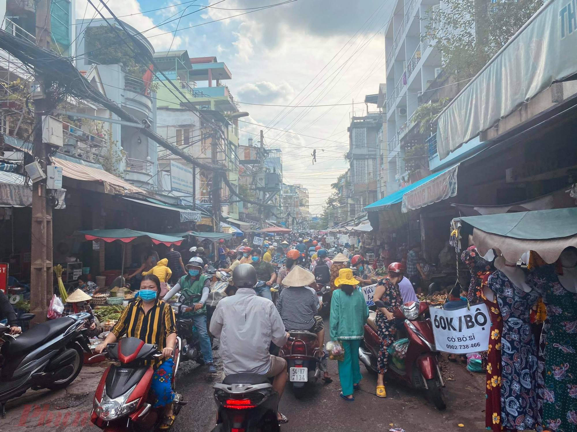 Tết Đoan Ngọ rơi v&agrave;o thứ hai (14/6) n&ecirc;n nhiều người tranh thủ ng&agrave;y nghỉ chủ nhật đi chợ sớm. Lượng kh&aacute;ch đến chợ B&agrave; Chiểu (Q.B&igrave;nh Thạnh, TPHCM) đ&ocirc;ng nghẹt.