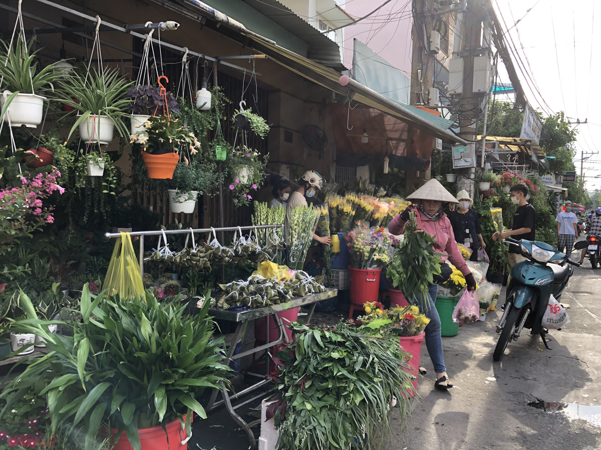 C&aacute;c loại l&aacute; x&ocirc;ng tại chợ n&agrave;y cũng kh&aacute; mắc hơn. Nếu b&aacute;n ngay mặt tiền chợ th&igrave; l&aacute; x&ocirc;ng gi&aacute; 20.000 đồng/b&oacute;, đi s&acirc;u v&agrave;o hẻm th&igrave; c&ograve;n 15.000 đồng/b&oacute;. 