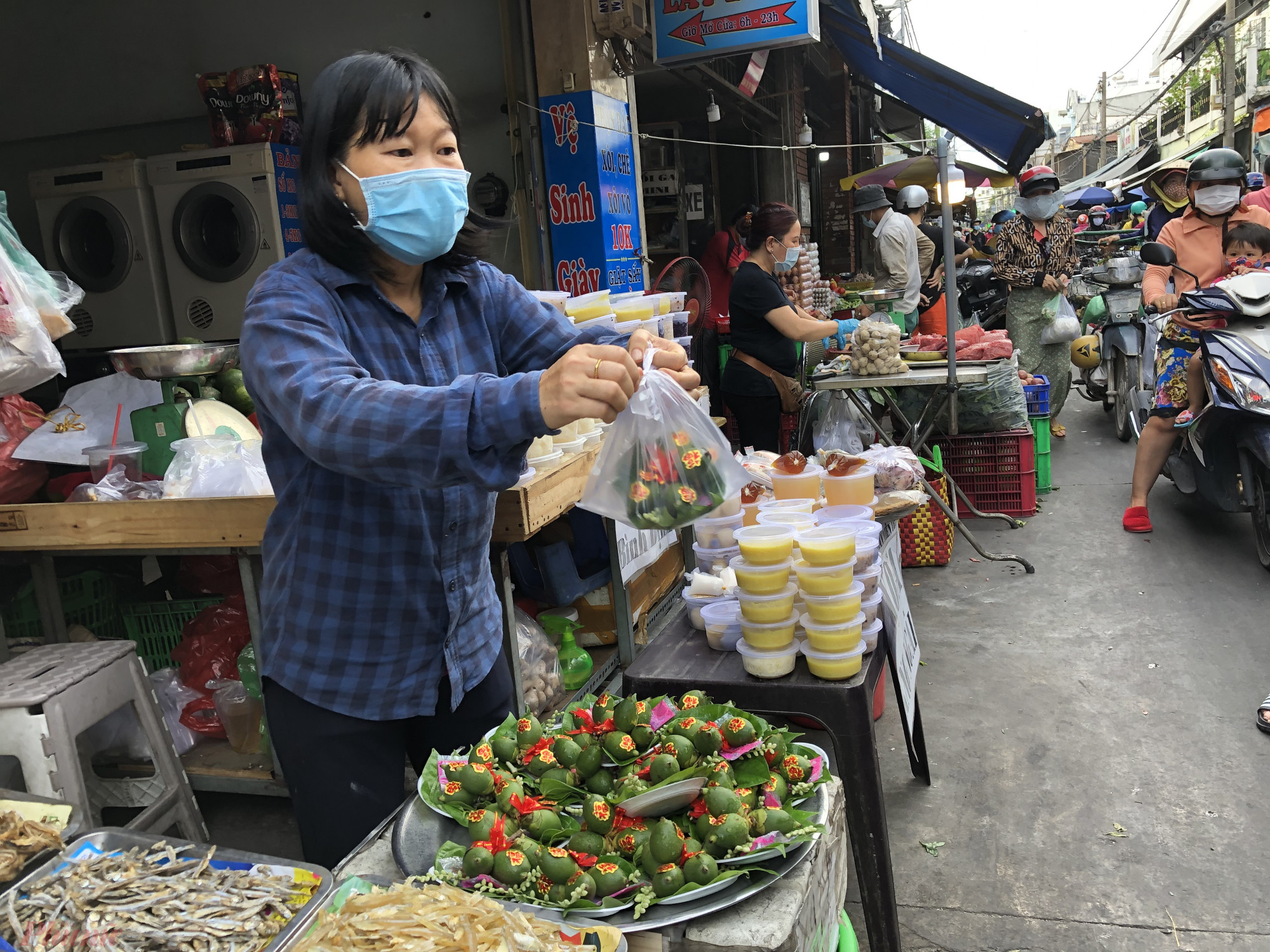 Trầu cau cũng c&oacute; gi&aacute; 20.000 đồng/phần. 