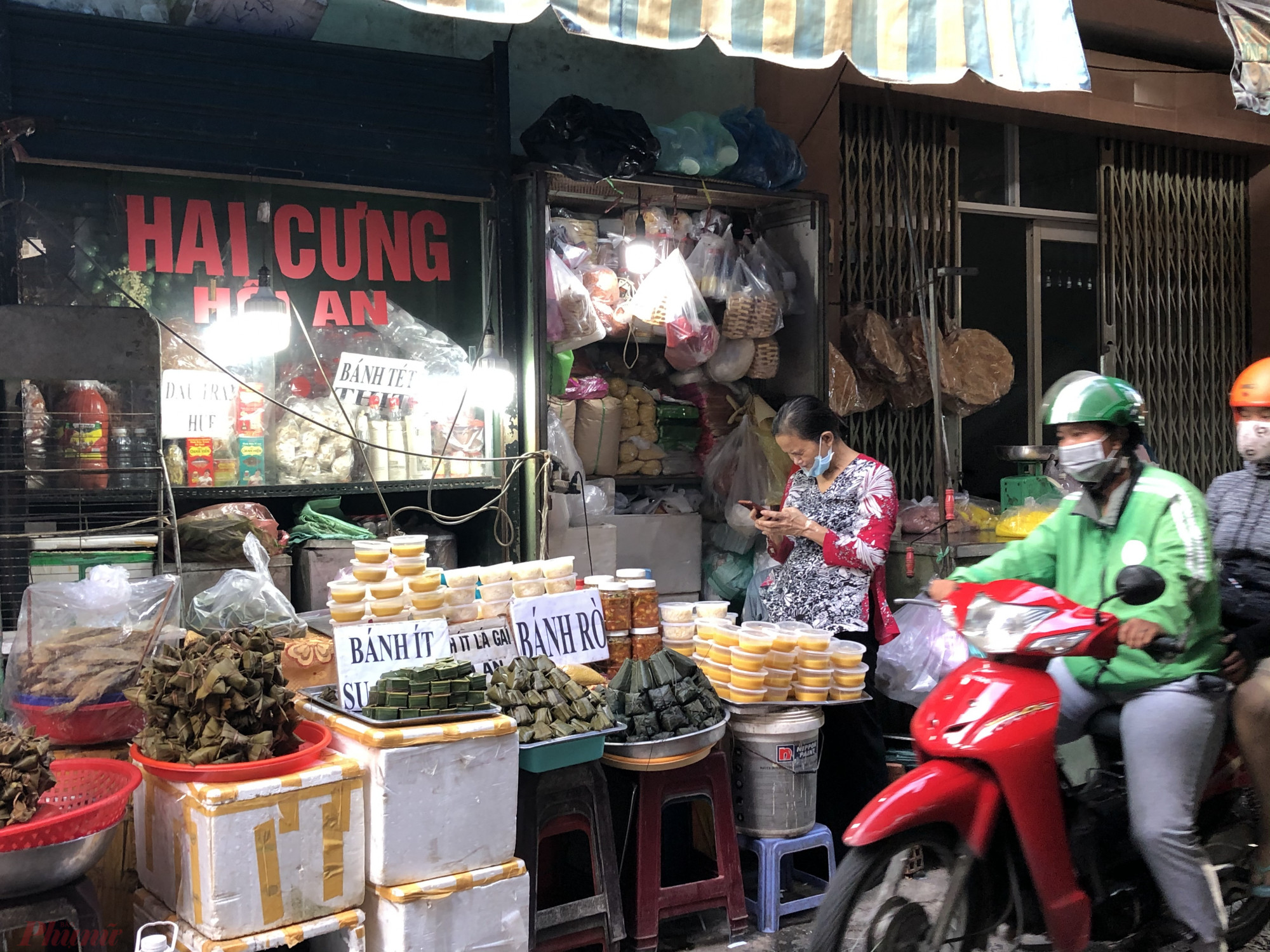 Một số điểm b&aacute;n cả b&aacute;nh r&ograve;, b&aacute;nh xu xoa, b&aacute;nh T&eacute;t, b&aacute;nh l&aacute; trạng...