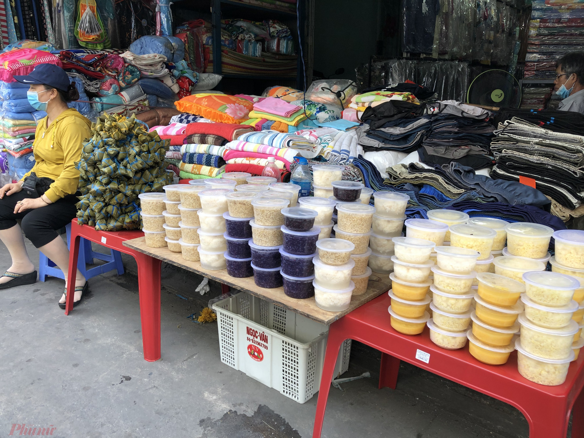 Theo những người b&aacute;n tại đ&acirc;y, do dịch bệnh n&ecirc;n m&atilde;i lực mua h&agrave;ng đ&atilde; giảm ph&acirc;n nửa so với mọi năm. Trong c&aacute;c phẩm vật th&igrave; &uacute; tro b&aacute;n chạy, c&aacute;c loại cơm rượu, ch&egrave; x&ocirc;i rất &iacute;t người mua. Nhiều điểm b&aacute;n b&aacute;nh &uacute; đ&atilde; vơi nhưng c&aacute;c vật phẩm kh&aacute;c c&ograve;n đầy ắp. 