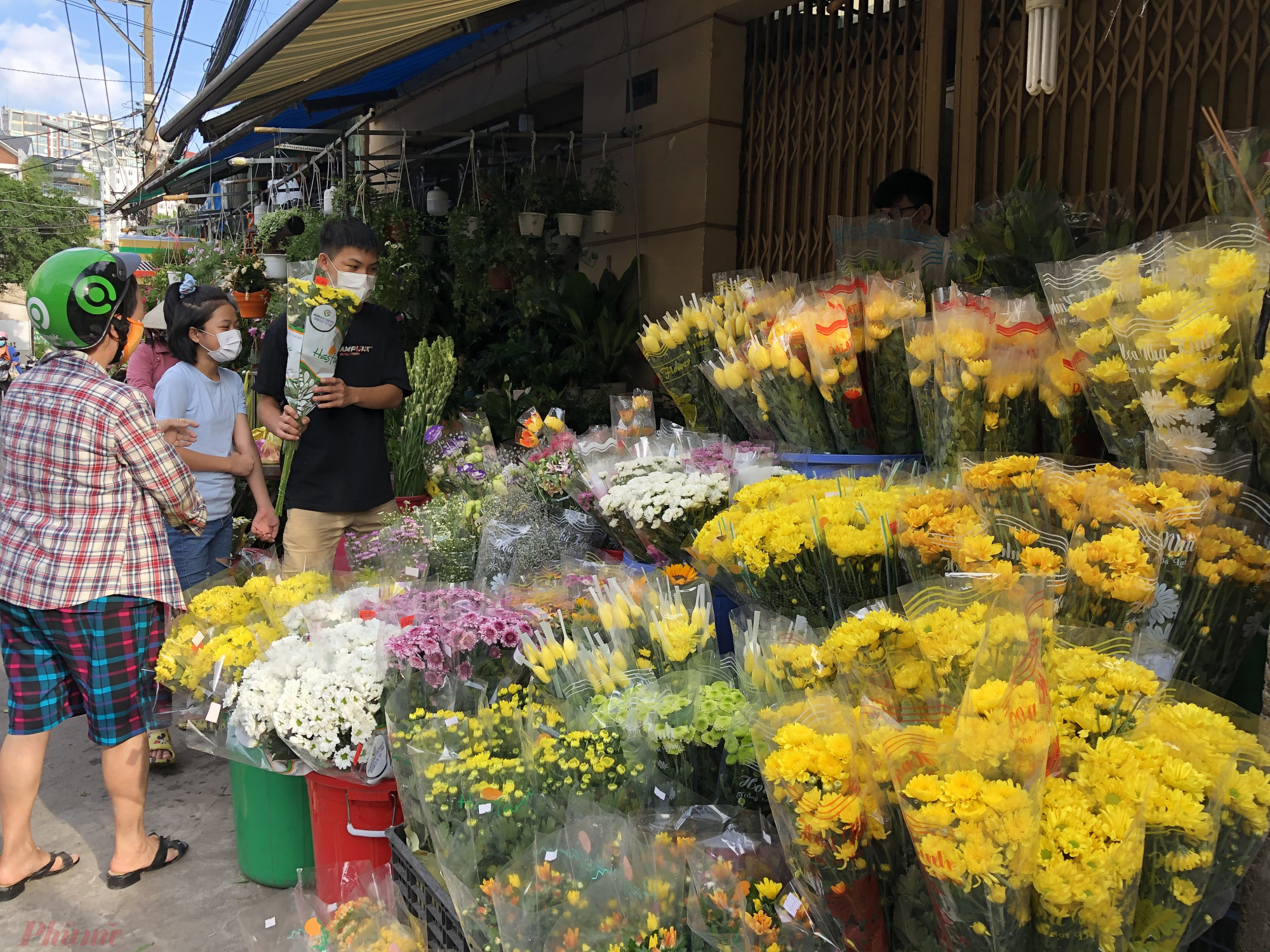 Gh&eacute; một sạp hoa tr&ecirc;n đường B&agrave;u C&aacute;t (Q.T&acirc;n B&igrave;nh, TPHCM), người b&aacute;n cho biết, gi&aacute; hoa kh&ocirc;ng tăng, sức mua cũng yếu hơn. 