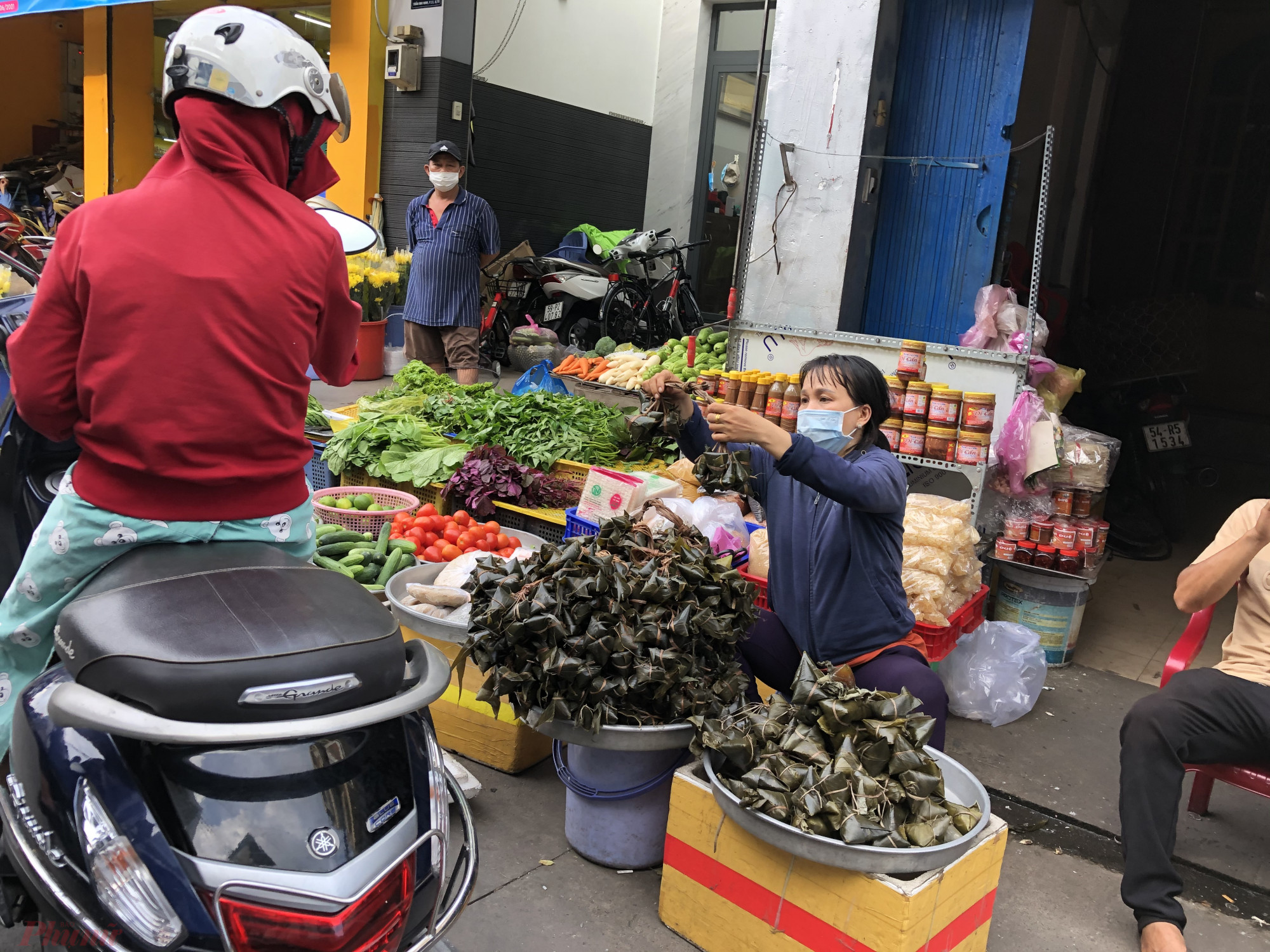 Tại đ&acirc;y b&aacute;nh &uacute; tro c&oacute;  nhiều loại, nếu l&agrave; kh&ocirc;ng nh&acirc;n th&igrave; gi&aacute; 35.000 chục/12 c&aacute;i; nếu l&agrave; c&oacute; nh&acirc;n loại nhỏ th&igrave; 70.000 đồng/chục, c&ograve;n loại lớn hơn ch&uacute;t th&igrave; 80.000 đồng/chục.