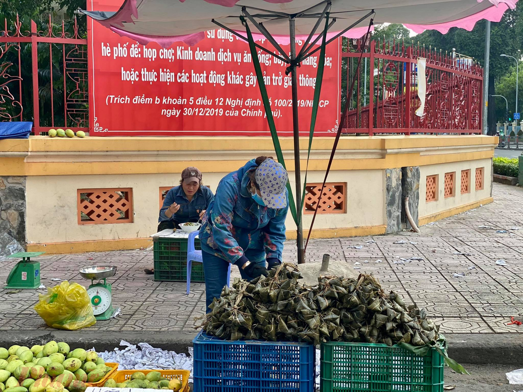 Nhiều người chọn ngay g&oacute;c đường cho dễ b&aacute;n. Song người b&aacute;n n&agrave;y cho biết,  lượng kh&aacute;ch mua b&aacute;nh &uacute; &iacute;t hơn mọi năm. 