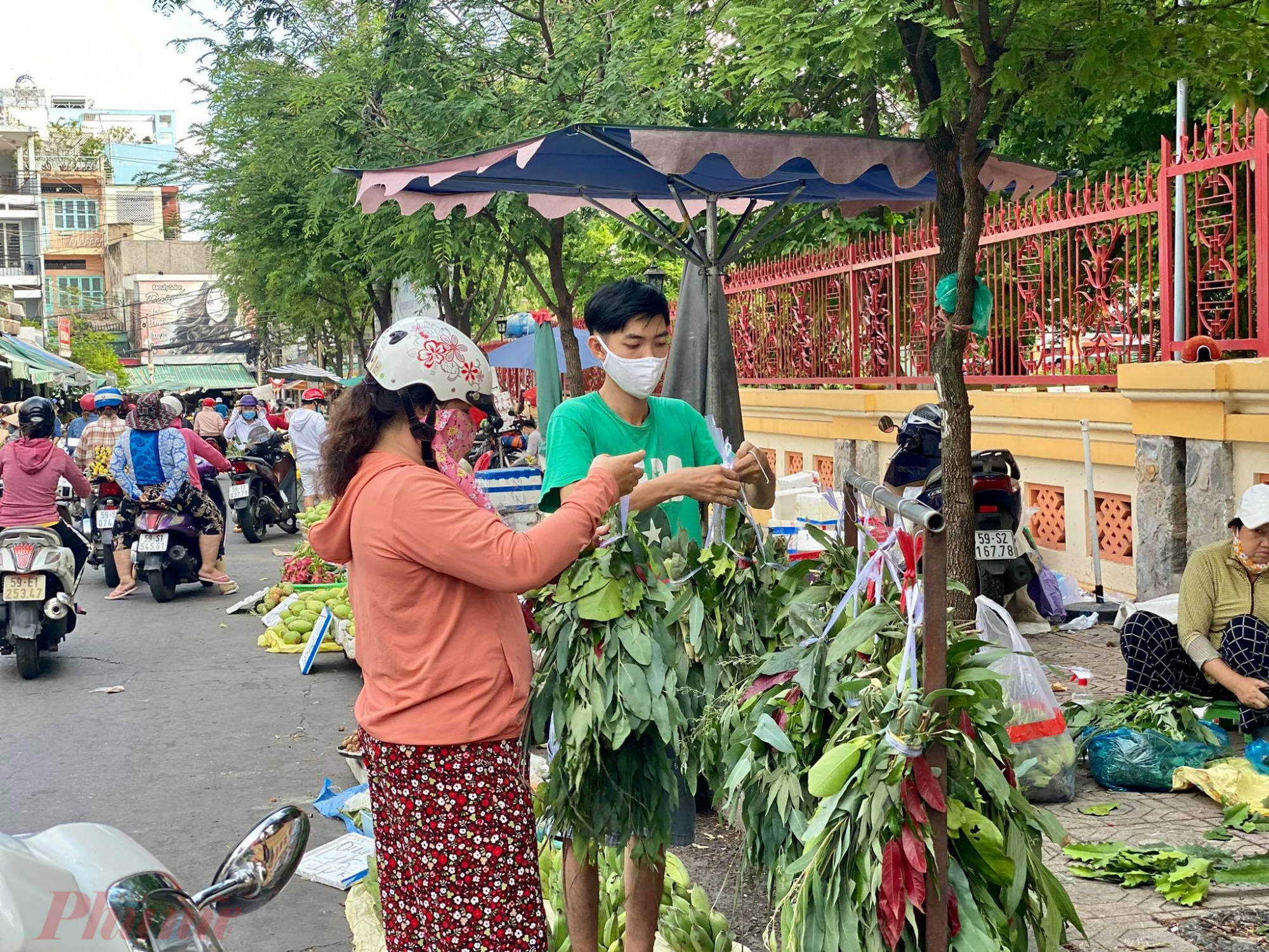 L&aacute; x&ocirc;ng c&oacute; gi&aacute; từ 10.000-12.000 đồng/b&oacute;, tuỳ điểm b&aacute;n. 