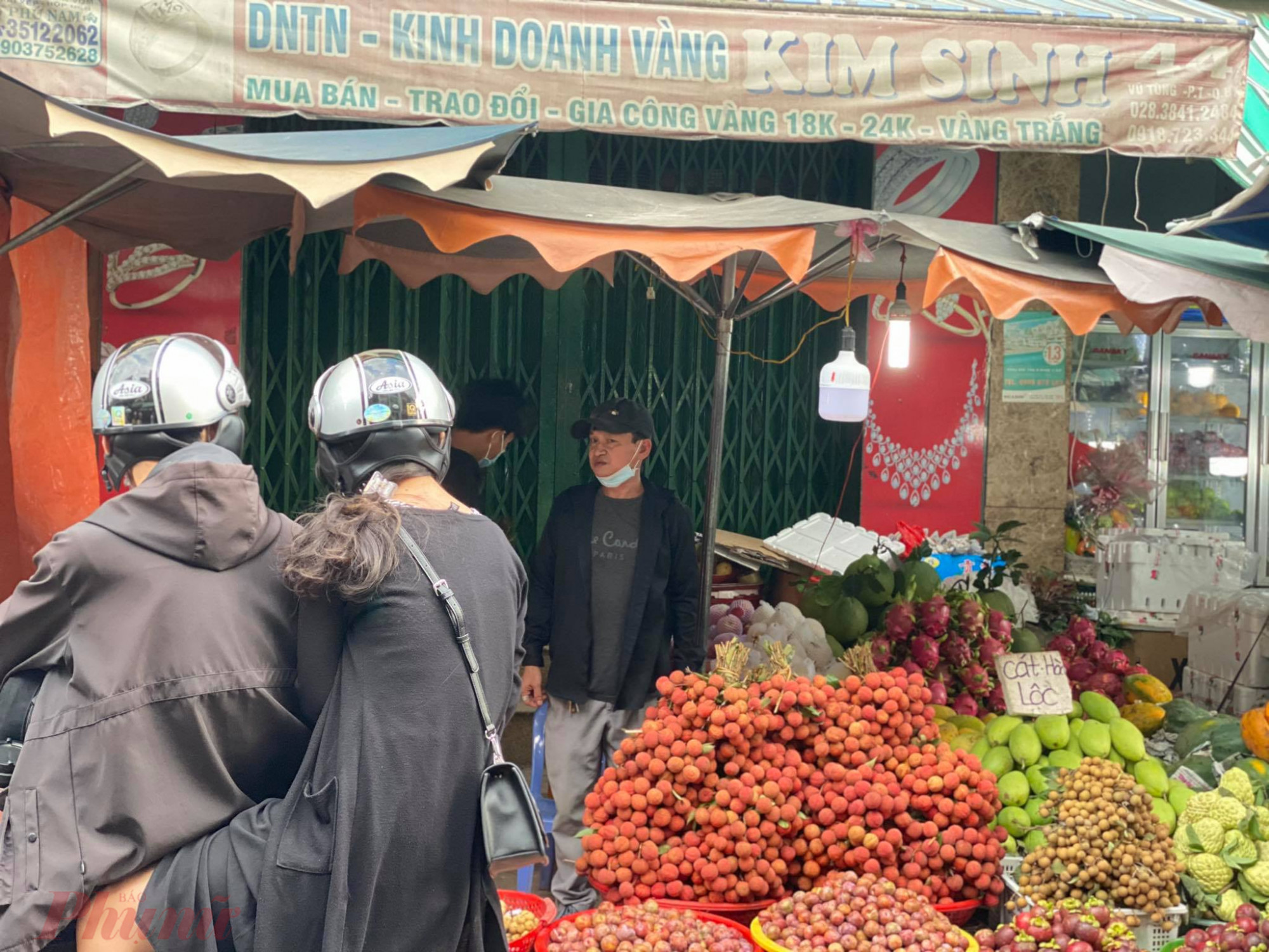 B&ecirc;n cạnh b&aacute;nh &uacute;, l&aacute; x&ocirc;ng, x&ocirc;i ch&egrave; th&igrave; vải l&agrave; loại tr&aacute;i c&acirc;y được mua nhiều nhất để c&uacute;ng Tết Đoan Ngọ. 