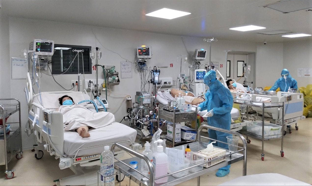 Nh&acirc;n vi&ecirc;n y tế l&agrave;m việc tại BV Bệnh Nhiệt đới TPHCM