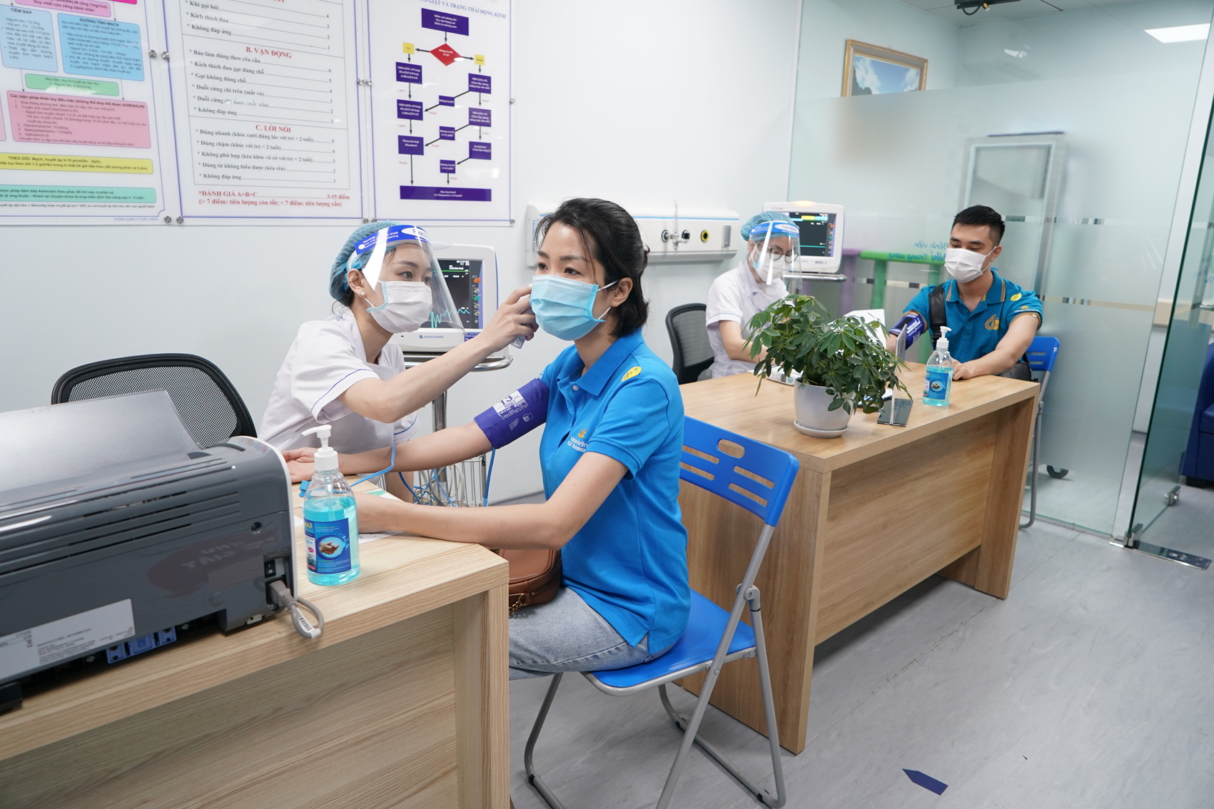 Gần 2.300 c&aacute;n bộ, nh&acirc;n vi&ecirc;n Vietnam Airlines Group đ&atilde; được ti&ecirc;m vắc-xin ph&ograve;ng COVID-19 từ chương tr&igrave;nh của Ch&iacute;nh phủ - Ảnh: Q.T.