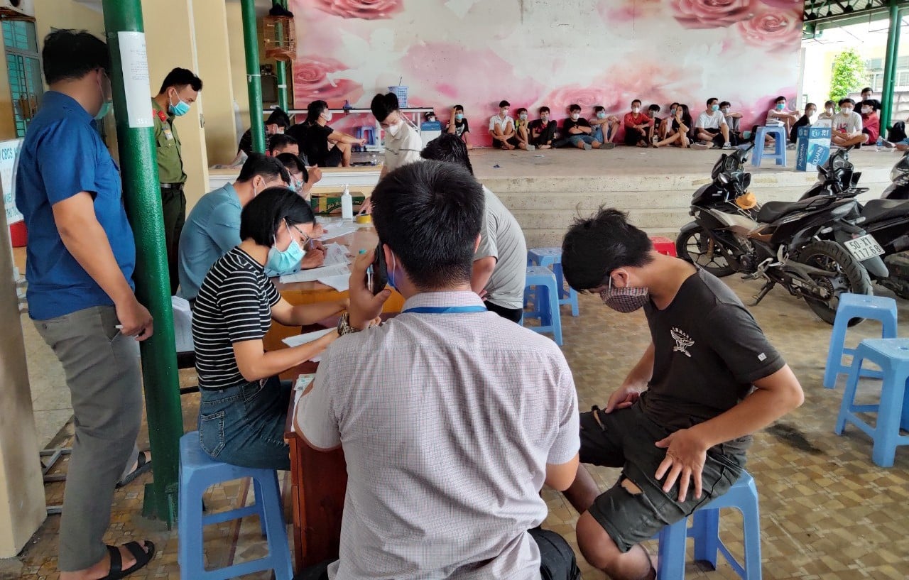 Kh&aacute;ch chơi game qu&aacute;n Lộc Phạm bị xử phạt 2 triệu đồng/người. Ảnh Lương Hợp