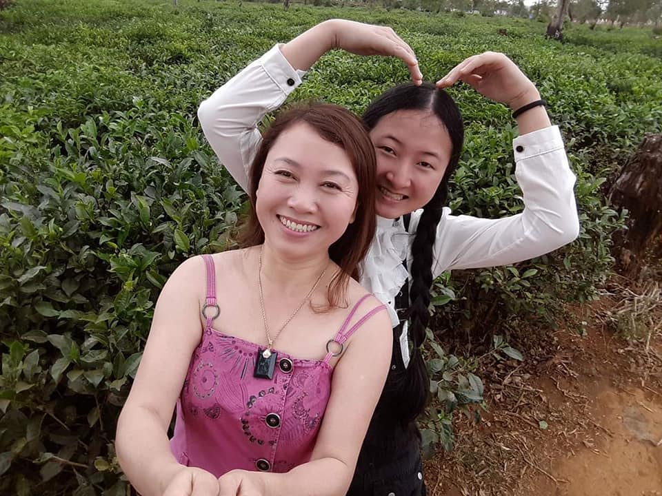 Chị Phạm Thị Sinh v&agrave; con g&aacute;i Yến Nga. Ảnh: Nh&acirc;n vật cung cấp