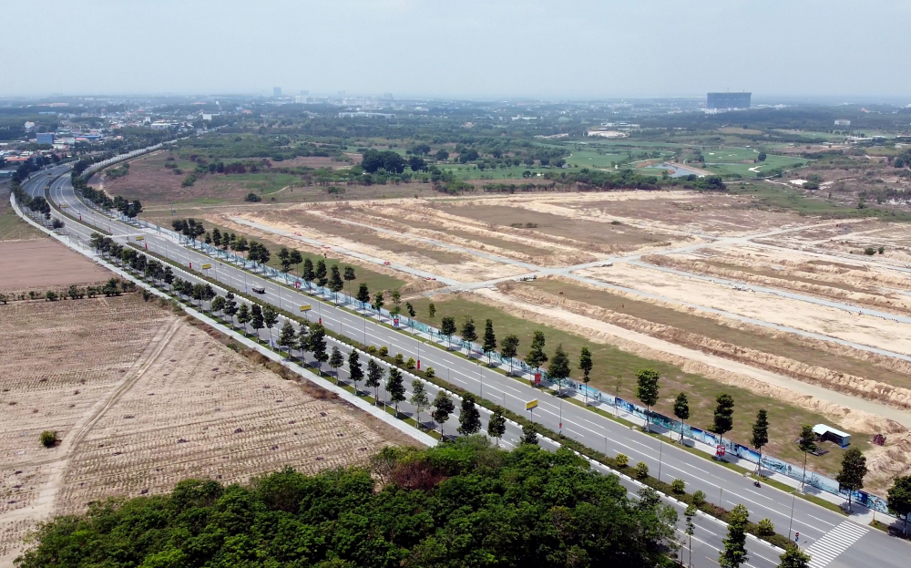 Những cung đường quanh khu đất đều được l&agrave;m rộng r&atilde;i với 8 l&agrave;n xe, kết nối nhanh với 