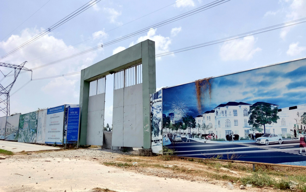 Trong đ&oacute;, c&aacute;c &ocirc;ng Trần Văn Nam - B&iacute; thư Tỉnh ủy, trong việc chuyển nhượng khu đất v&agrave;ng 43 ha tại dự &aacute;n khu đ&ocirc; thị - thương mại - dịch vụ T&acirc;n Ph&uacute; (dự &aacute;n T&acirc;n Ph&uacute;, TP Thủ Dầu Một, tỉnh B&igrave;nh Dương) chịu tr&aacute;ch nhiệm người đứng đầu về c&aacute;c vi phạm, khuyết điểm của Ban Thường vụ Tỉnh ủy nhiệm kỳ 2015-2020; chịu tr&aacute;ch nhiệm trực tiếp khi giữ chức vụ Ph&oacute; chủ tịch UBND tỉnh đ&atilde; k&yacute; văn bản &aacute;p dụng gi&aacute; đất t&iacute;nh thu tiền sử dụng đất, vi phạm quy định ph&aacute;p luật về đất đai, g&acirc;y thất tho&aacute;t lớn ng&acirc;n s&aacute;ch nh&agrave; nước; thực hiện tr&aacute;i chủ trương về phương &aacute;n sử dụng 43ha đất tại Tổng c&ocirc;ng ty 3/2; hợp thức việc chuyển nhượng tr&aacute;i ph&eacute;p Dự &aacute;n T&acirc;n Ph&uacute; cho tư nh&acirc;n; để Tổng c&ocirc;ng ty 3/2 đưa 145ha đất g&oacute;p vốn v&agrave;o C&ocirc;ng ty T&acirc;n Th&agrave;nh tr&aacute;i ph&aacute;p luật.