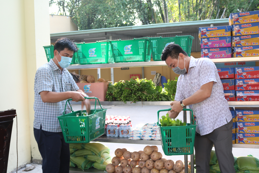 C&aacute;c mặt h&agrave;ng được b&agrave;y tại UBND phường, đại diện c&aacute;c đo&agrave;n thể lần lượt chọn mua theo nhu cầu của d&acirc;n. 