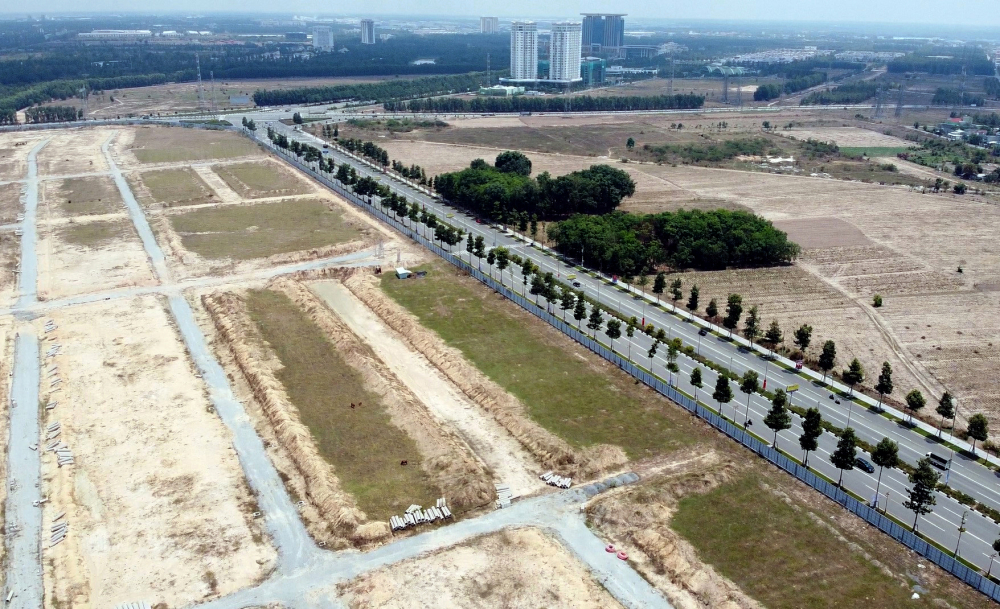 Khu đất n&agrave;y c&oacute; vị tr&iacute; đắt đị khi nằm trong trung t&acirc;m TP Thủ Dầu Một, v&agrave;ng khi nằm c&oacute; mặt tiền tr&ecirc;n hai con đường lớn l&agrave; V&otilde; Văn Kiệt v&agrave; H&ugrave;ng Vương c&aacute;ch trung t&acirc;m h&agrave;nh ch&iacute;nh của tỉnh chỉ hơn 2km, đường x&aacute; rất thuận lợi.