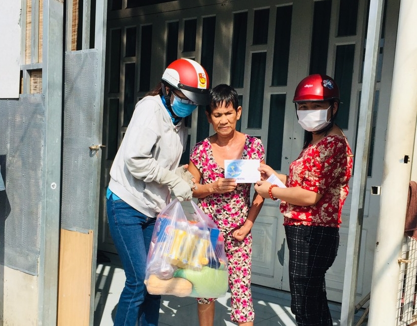 H&agrave;ng được mang tới tận nh&agrave; cho người d&acirc;n. 