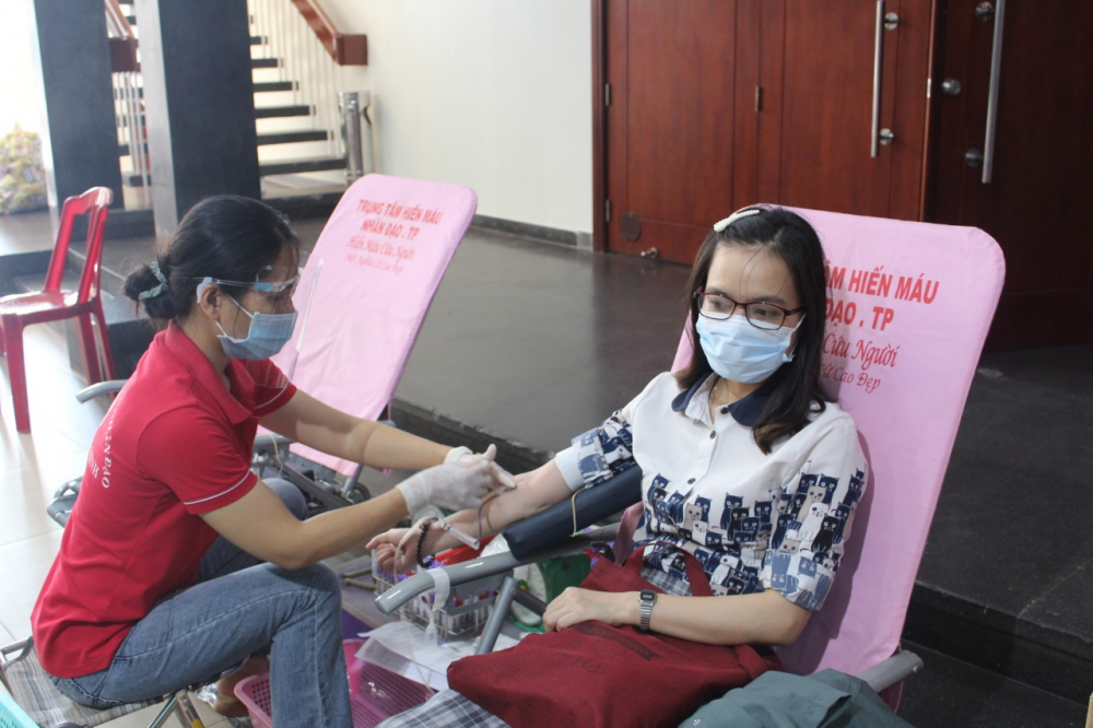 200 c&aacute;n bộ, c&ocirc;ng chức, vi&ecirc;n chức Khối D&acirc;n - Ch&iacute;nh - Đảng TPHCM tham gia hiến m&aacute;u trong đợt n&agrave;y, dự kiến c&oacute; th&ecirc;m 300 ca đợt 28/6.
