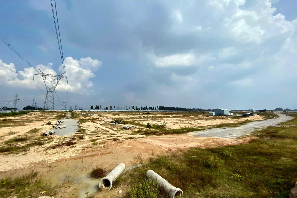 B&ecirc;n trong khu đất ngổn ngang vật liệu x&acirc;y dựng. Do ngừng thi c&ocirc;ng l&acirc;u ng&agrave;y, khu đất đang mọc đầy cỏ dại, trở n&ecirc;n hoang vắng giữa trung t&acirc;m th&agrave;nh phố Thủ Dầu Một
