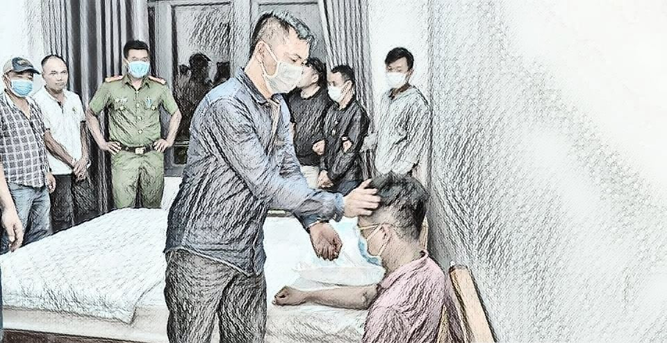 Một đối tượng diễn tả lại h&agrave;nh động đ&aacute;nh anh T.