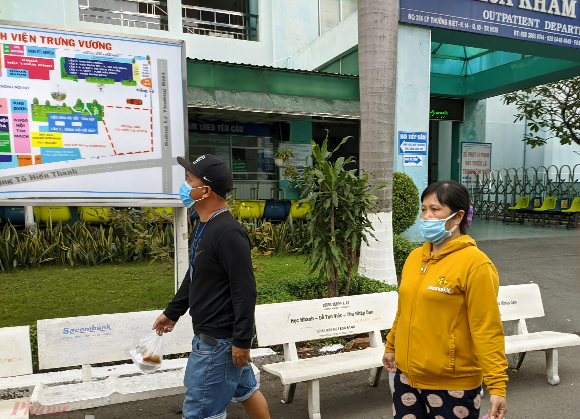 Người d&acirc;n đến kh&aacute;m chữa bệnh tại BV Trưng Vương, TPHCM