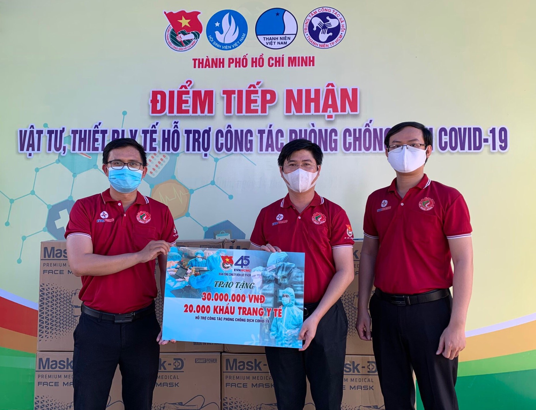Đồng ch&iacute; Huỳnh Tấn Khương - B&iacute; thư Đo&agrave;n (b&igrave;a tr&aacute;i), đại điện đo&agrave;n vi&ecirc;n, thanh ni&ecirc;n EVNHCMC trao tặng 30 triệu đồng v&agrave; 20.000 khẩu trang y tế cho c&ocirc;ng t&aacute;c chống dịch COVID-19. Ảnh: EVNHCMC