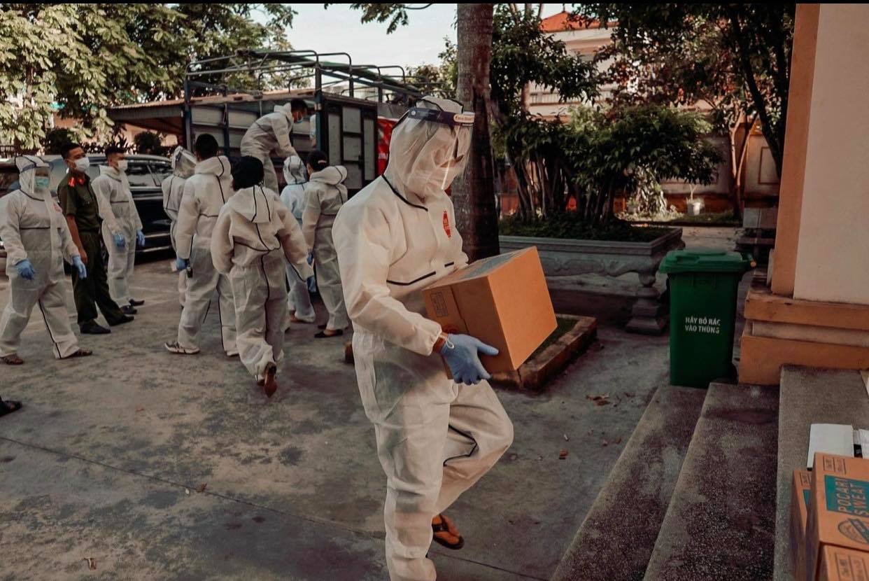 Kh&ocirc;ng kể ng&agrave;y hay đ&ecirc;m, chị Hoa c&ugrave;ng  đồng đội trở th&agrave;nh c&aacute;nh tay nối d&agrave;i những tấm l&ograve;ng thiện nguyện (Ảnh nh&acirc;n vật cung cấp)