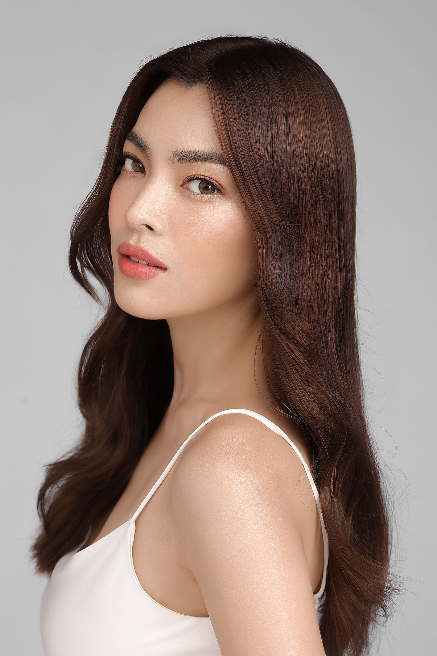 Sở hữu l&agrave;n da trắng, kh&ocirc;ng t&igrave; vết n&ecirc;n chẳng cần lạm dụng son phấn vẫn gi&uacute;p n&agrave;ng hậu dễ d&agrave;ng khoe trọn n&eacute;t đẹp khỏe khoắn. Để tạo điểm nhấn, c&ocirc; n&agrave;ng sử dụng m&agrave;u son nổi bật cam nude c&ugrave;ng đường kẻ mắt gi&uacute;p đ&ocirc;i mắt th&ecirc;m phần to tr&ograve;n, rạng r&otilde;. Tuy nhi&ecirc;n, một lưu &yacute; nhỏ cho c&aacute;c bạn g&aacute;i muốn thử lối make up n&agrave;y cần phải chăm s&oacute;c, cung cấp độ ẩm cho da thật tốt để tr&aacute;nh để lộ khuyết điểm tr&ecirc;n khu&ocirc;n mặt.