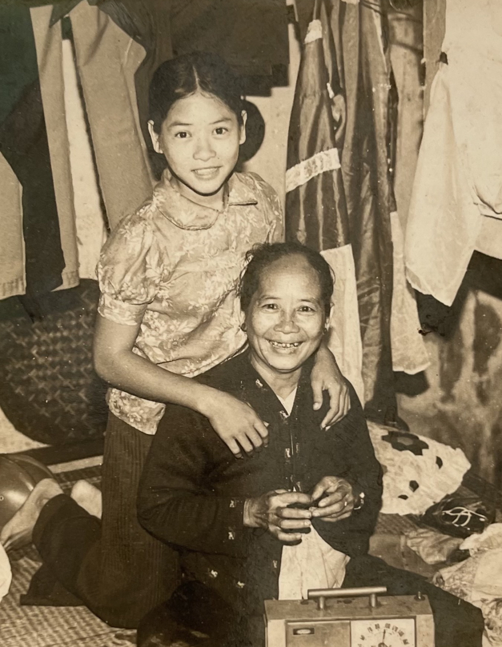 Bé Phượng Hằng và mẹ